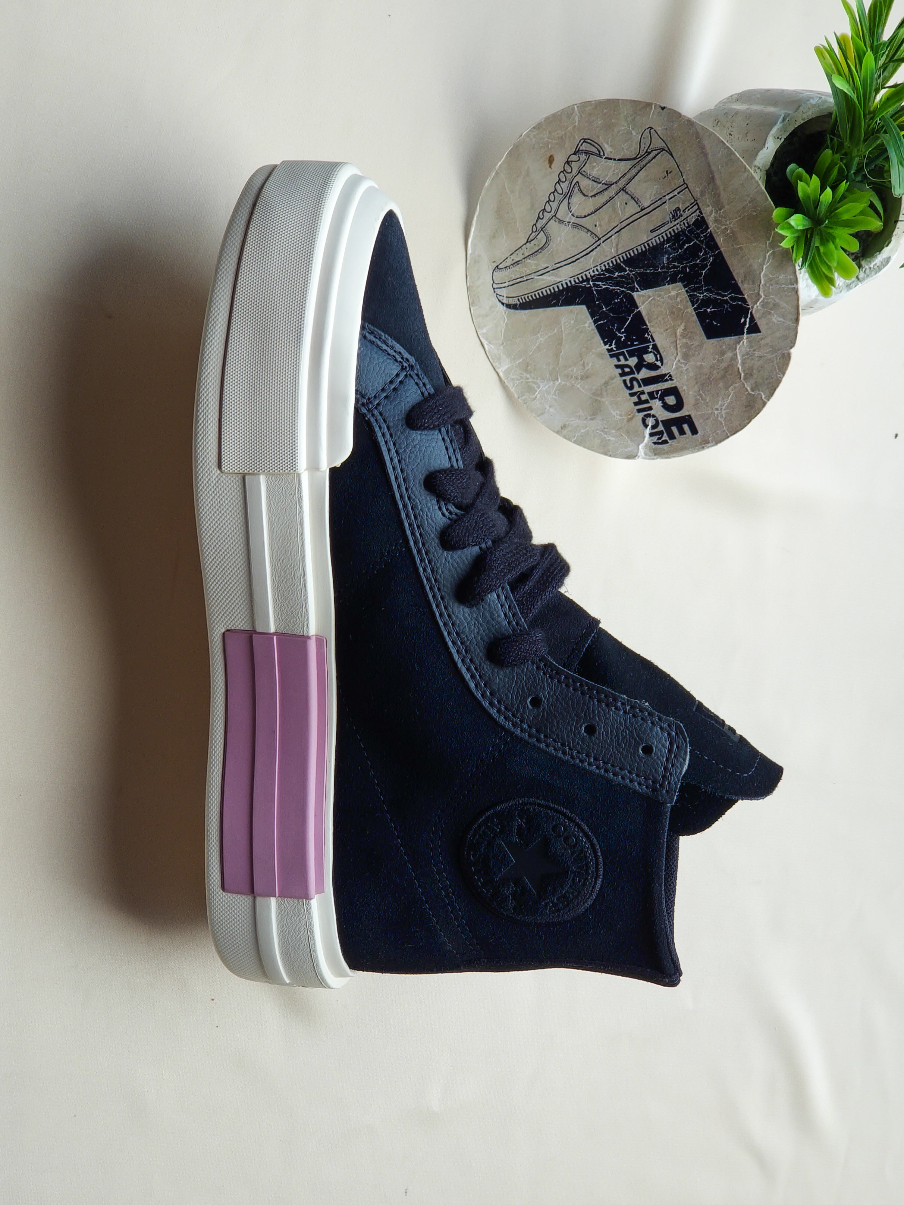 CONVERSE  jamais porté