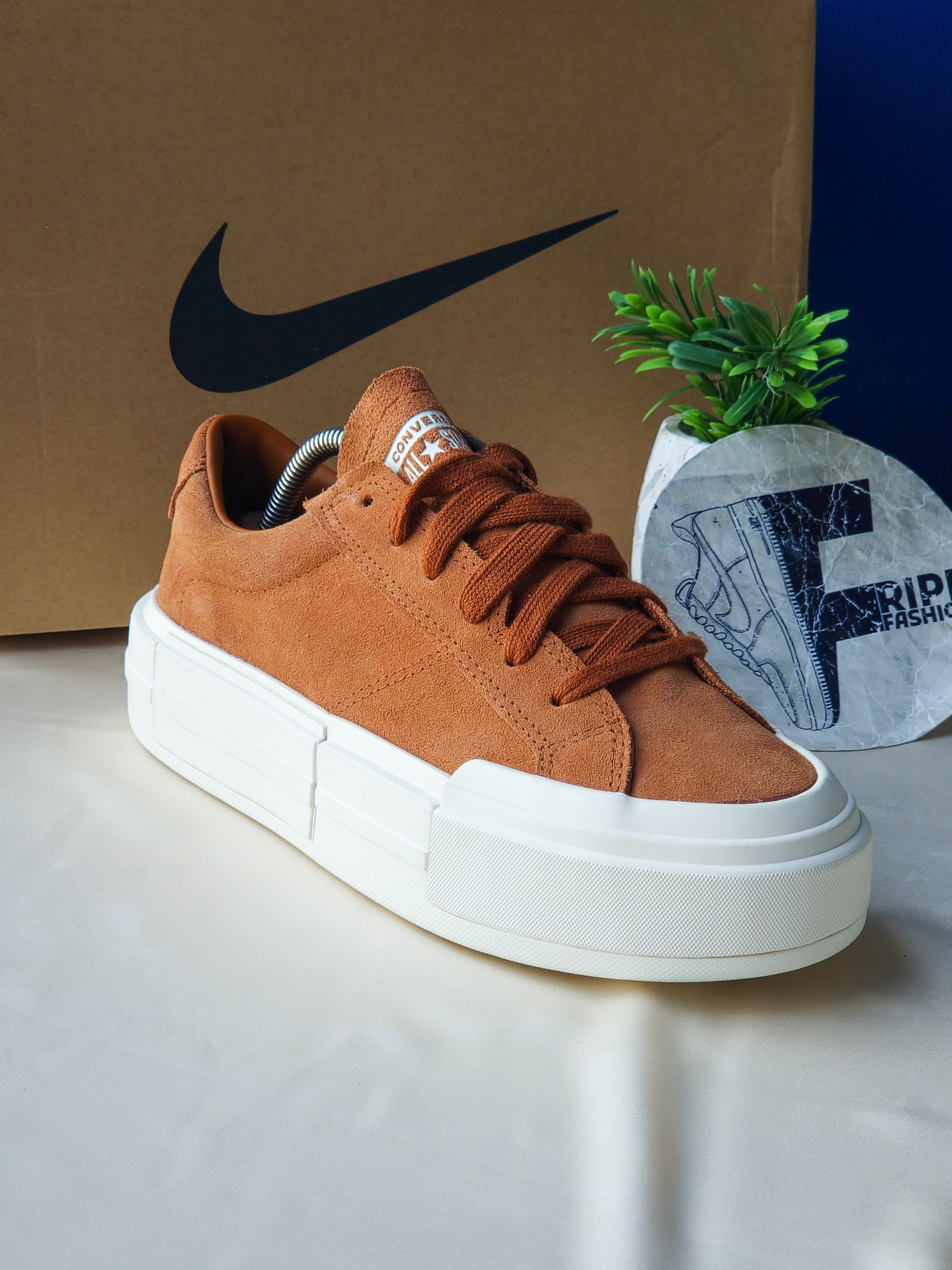 CONVERSE jamais porté