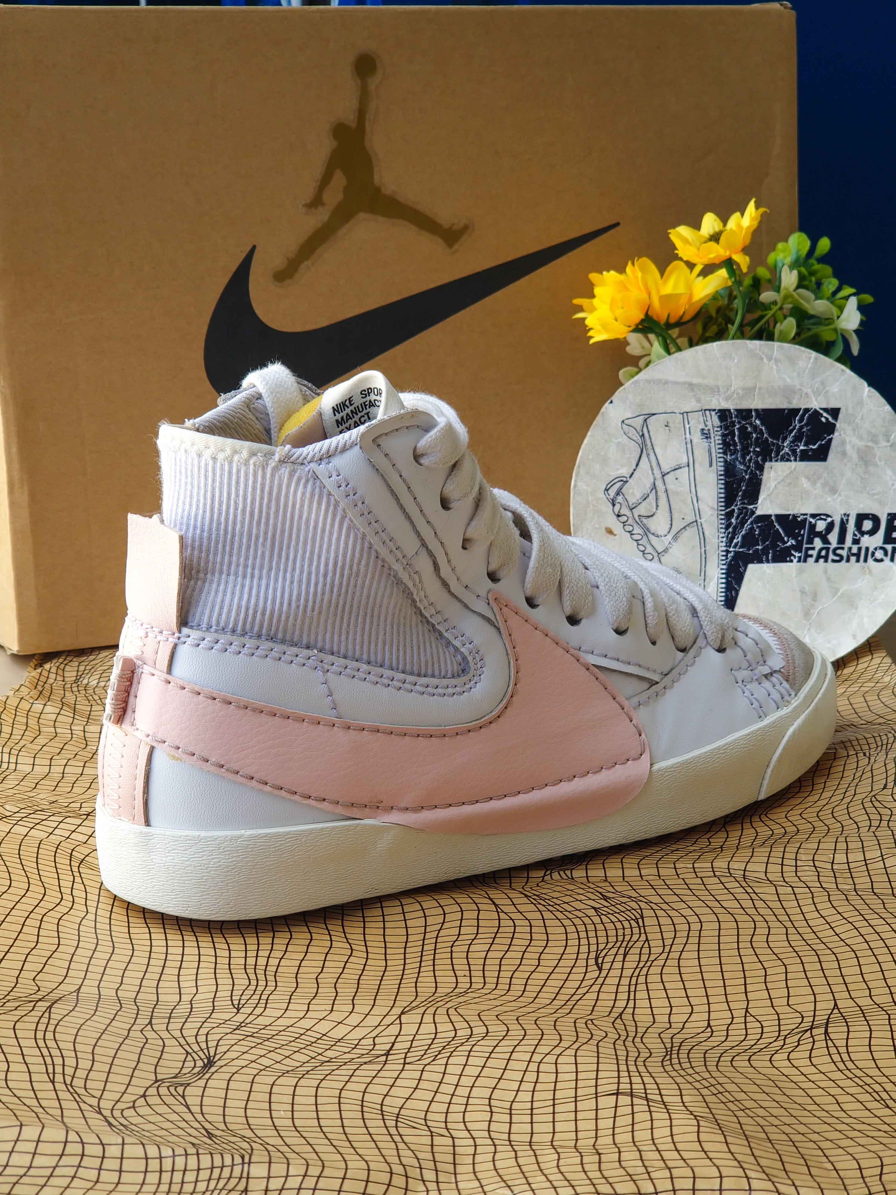 NIKE