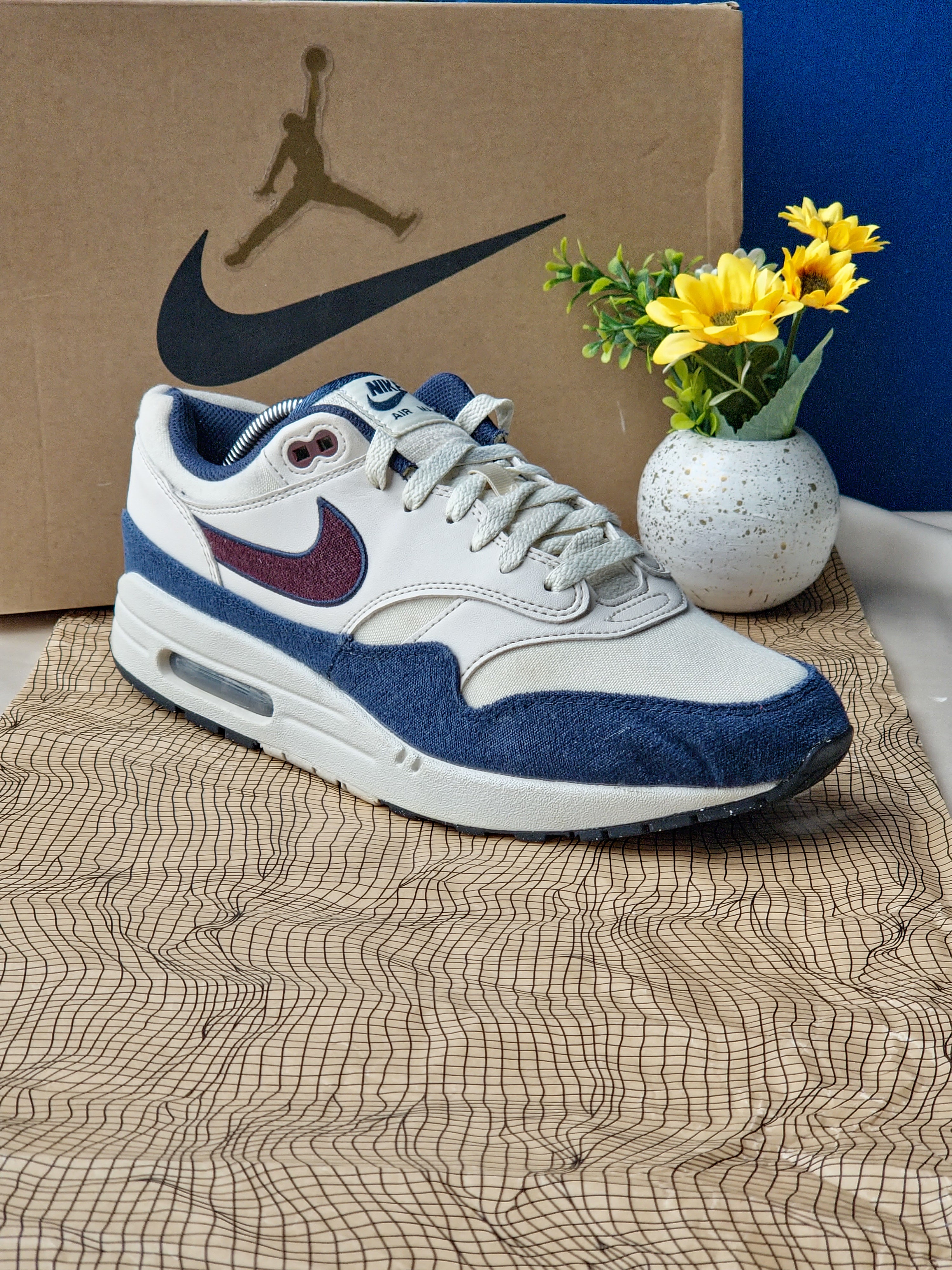 NIKE