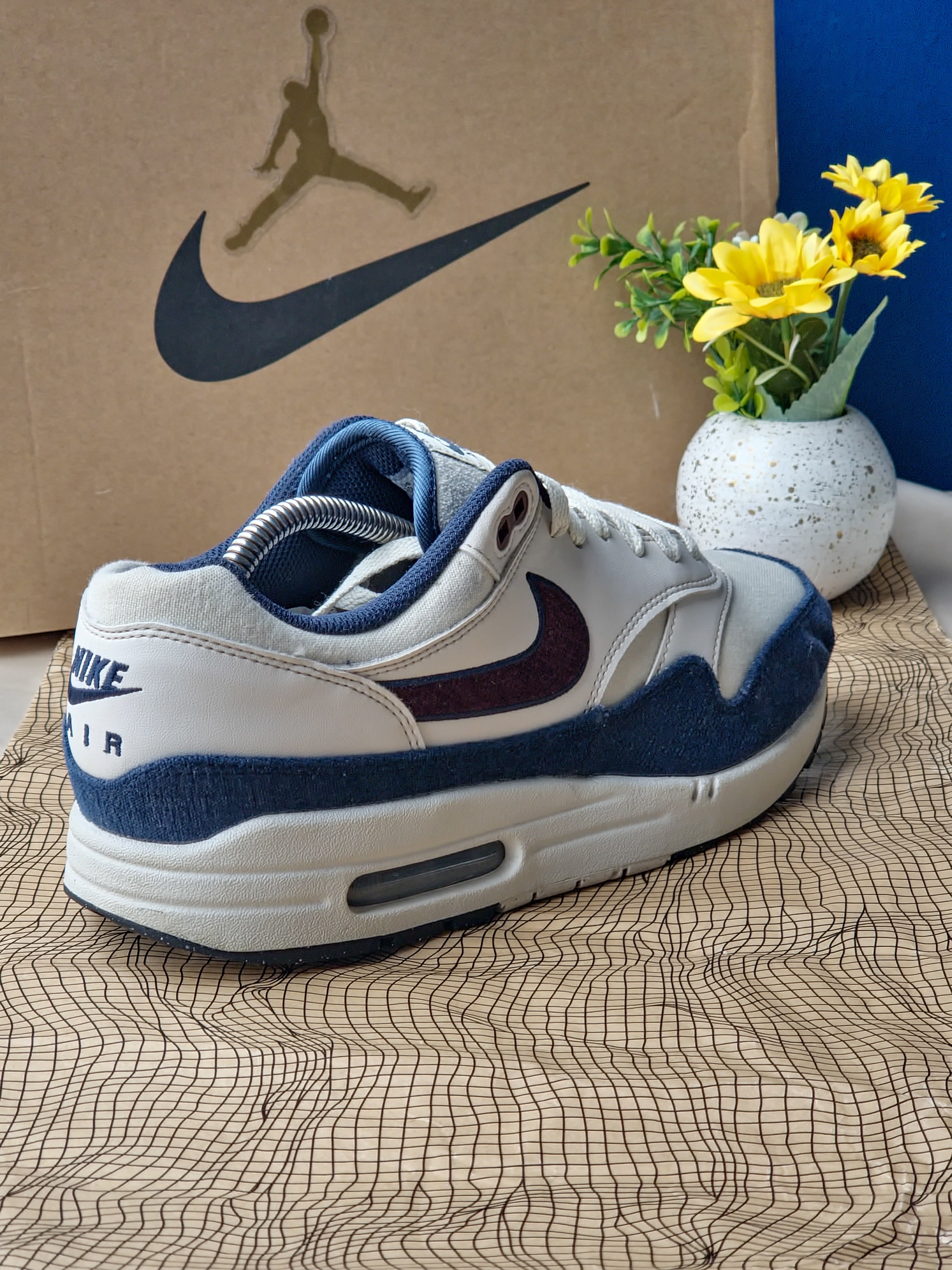NIKE