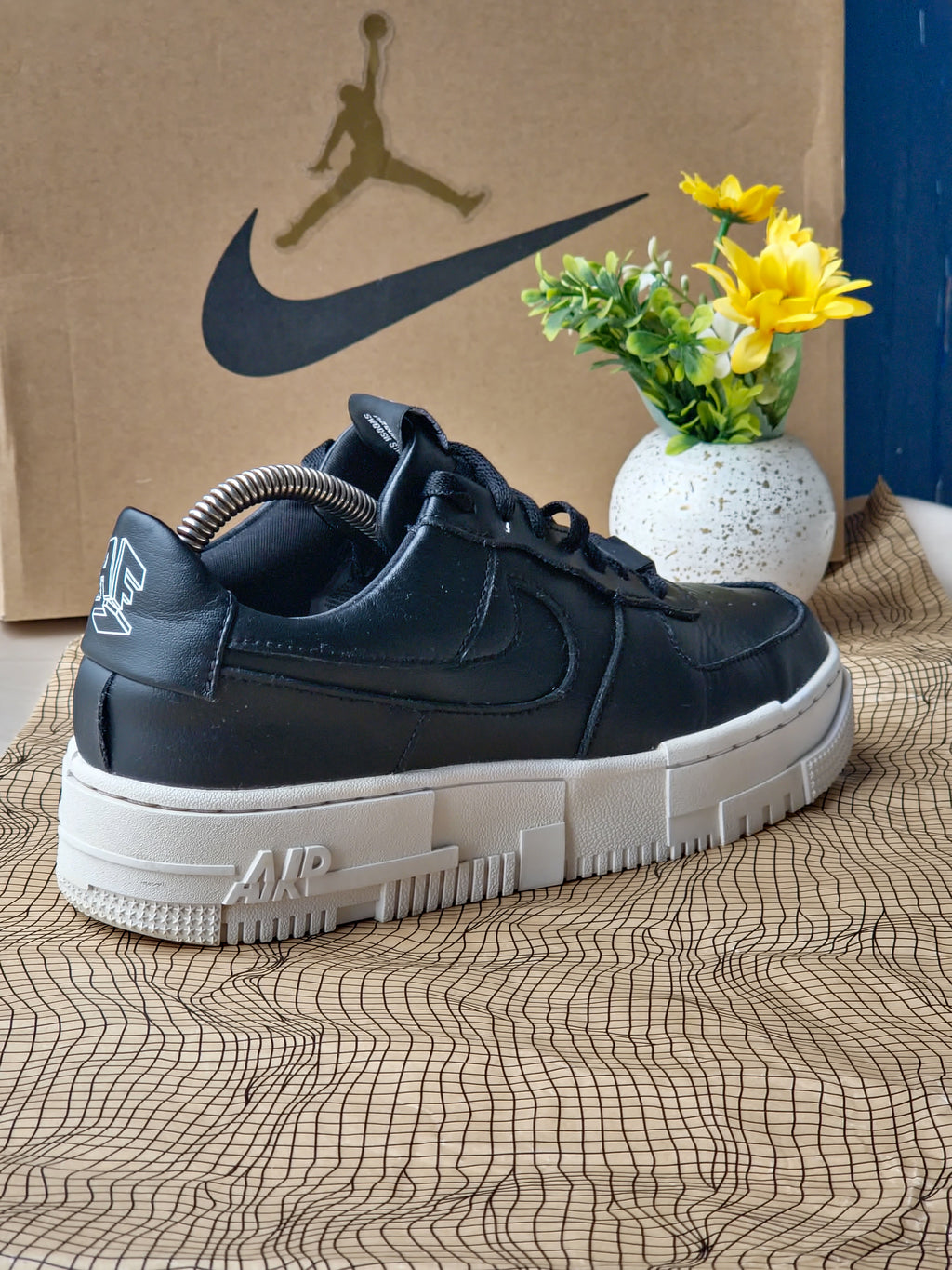 NIKE
