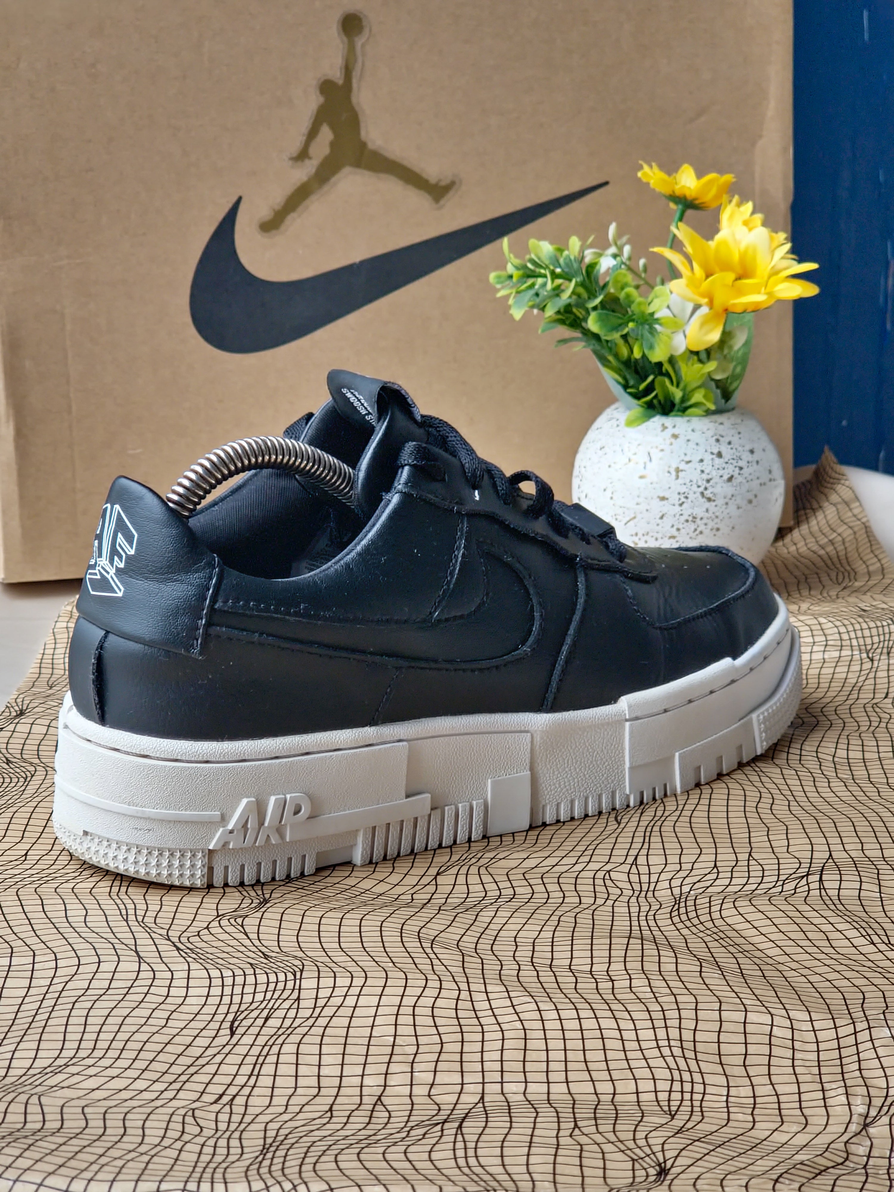 NIKE
