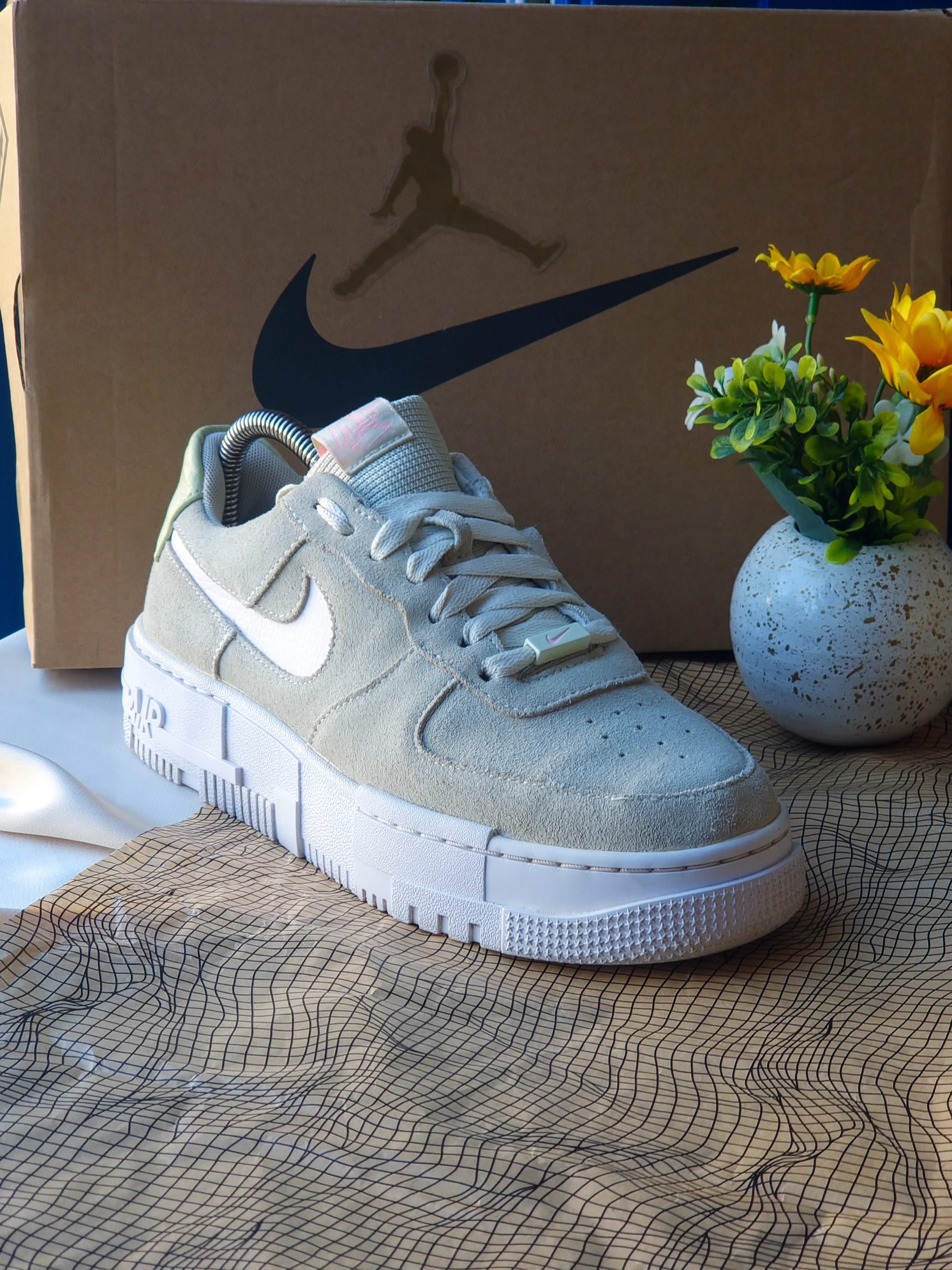 NIKE
