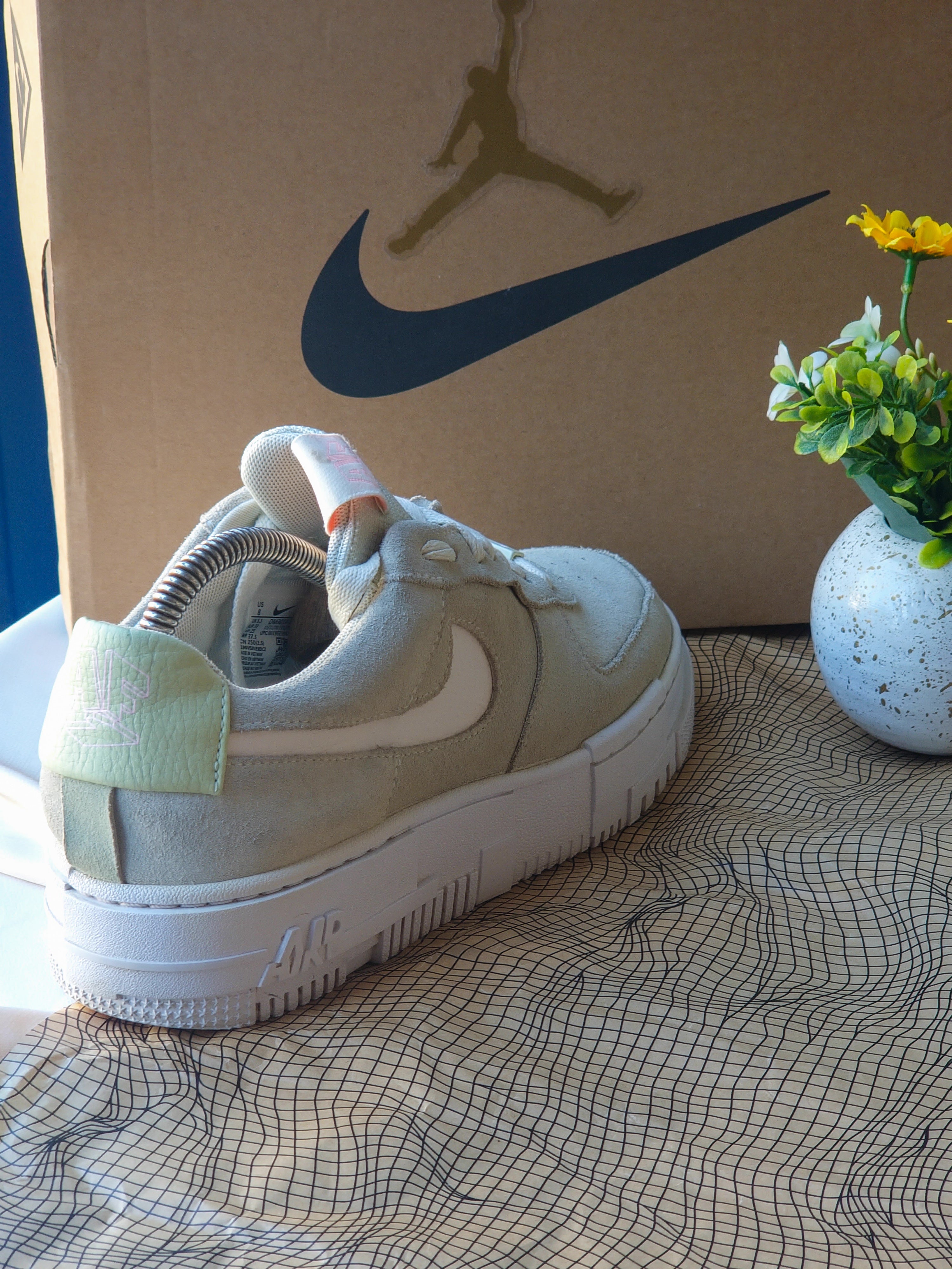 NIKE