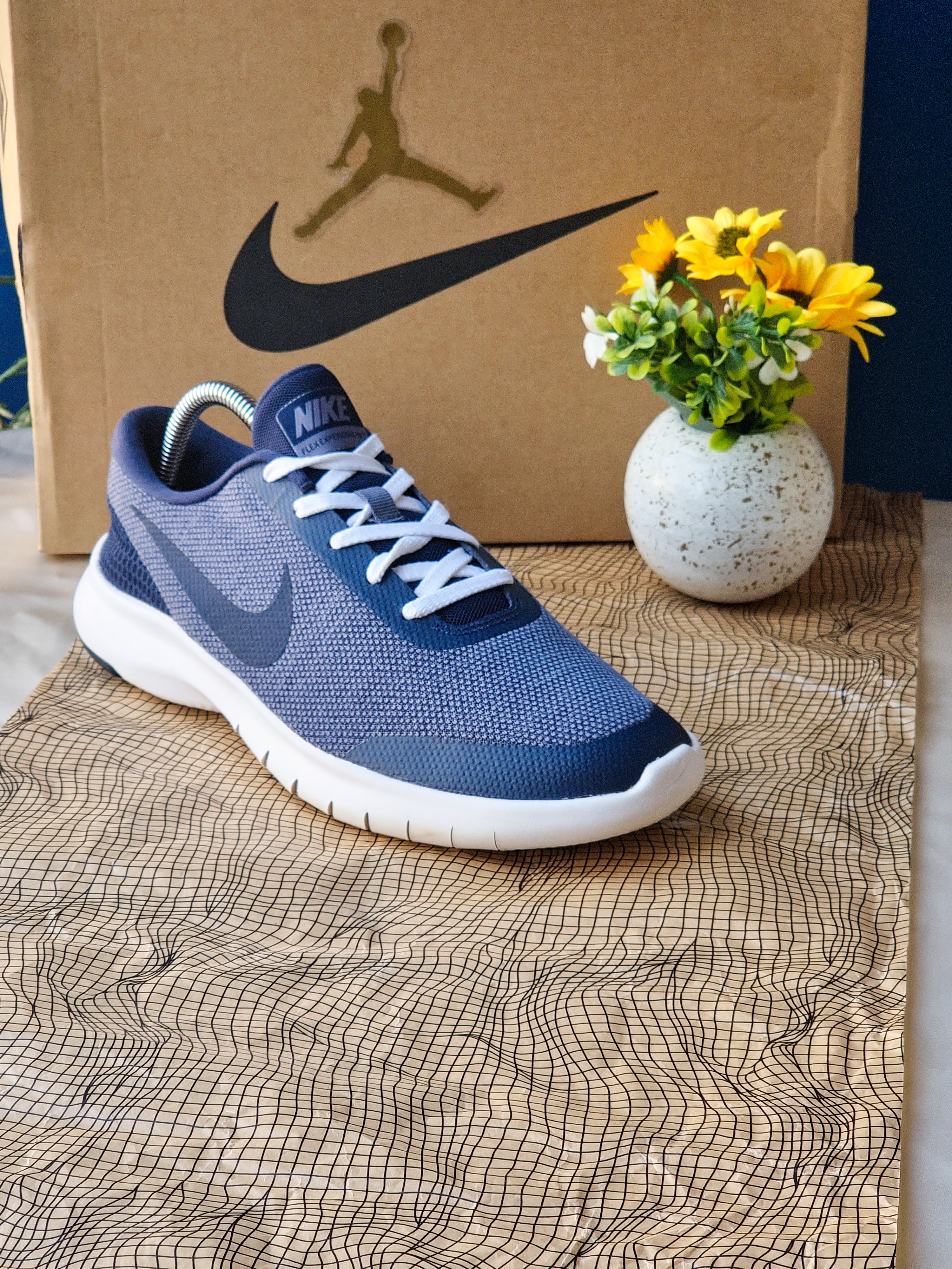 NIKE