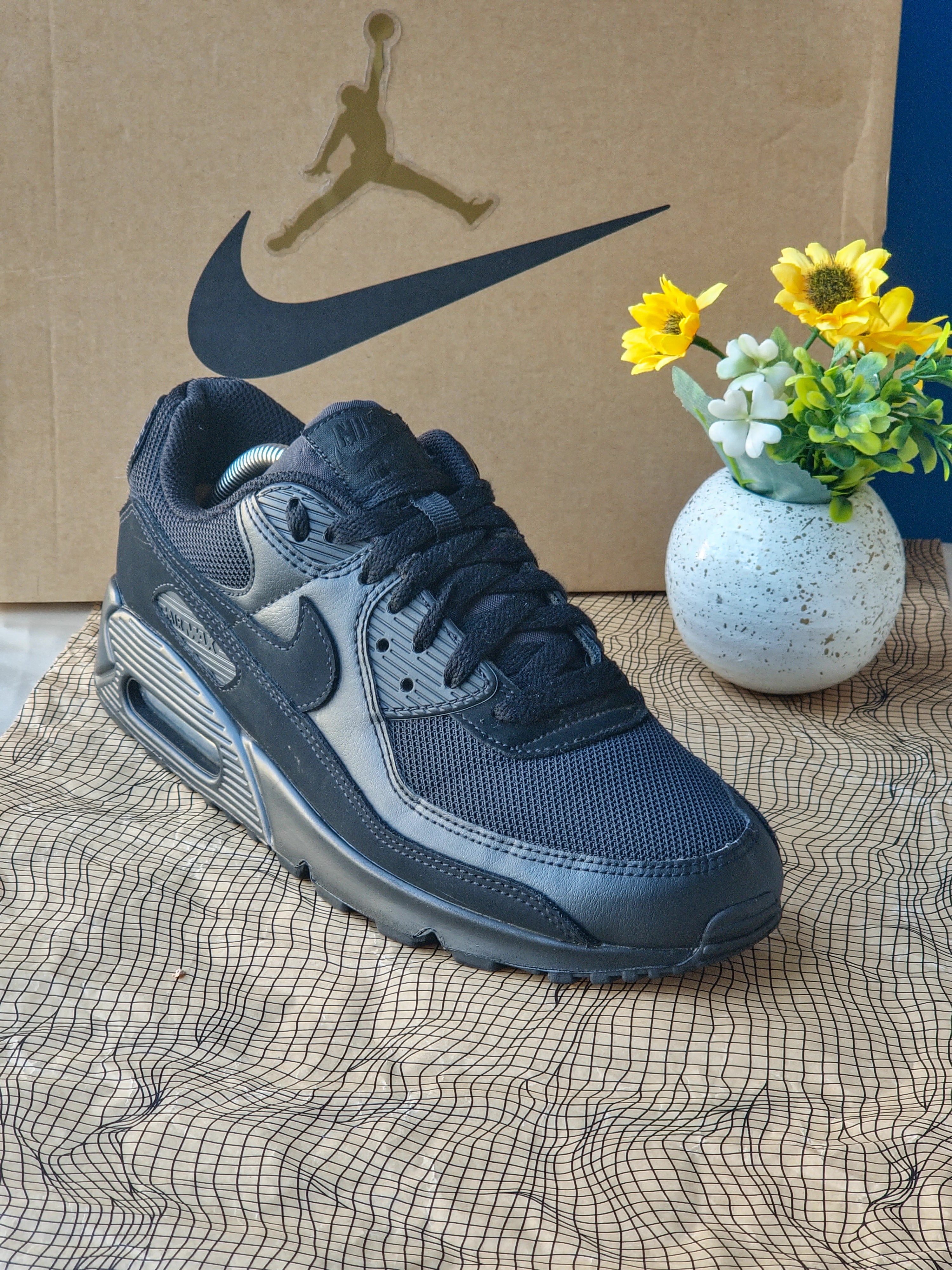 NIKE