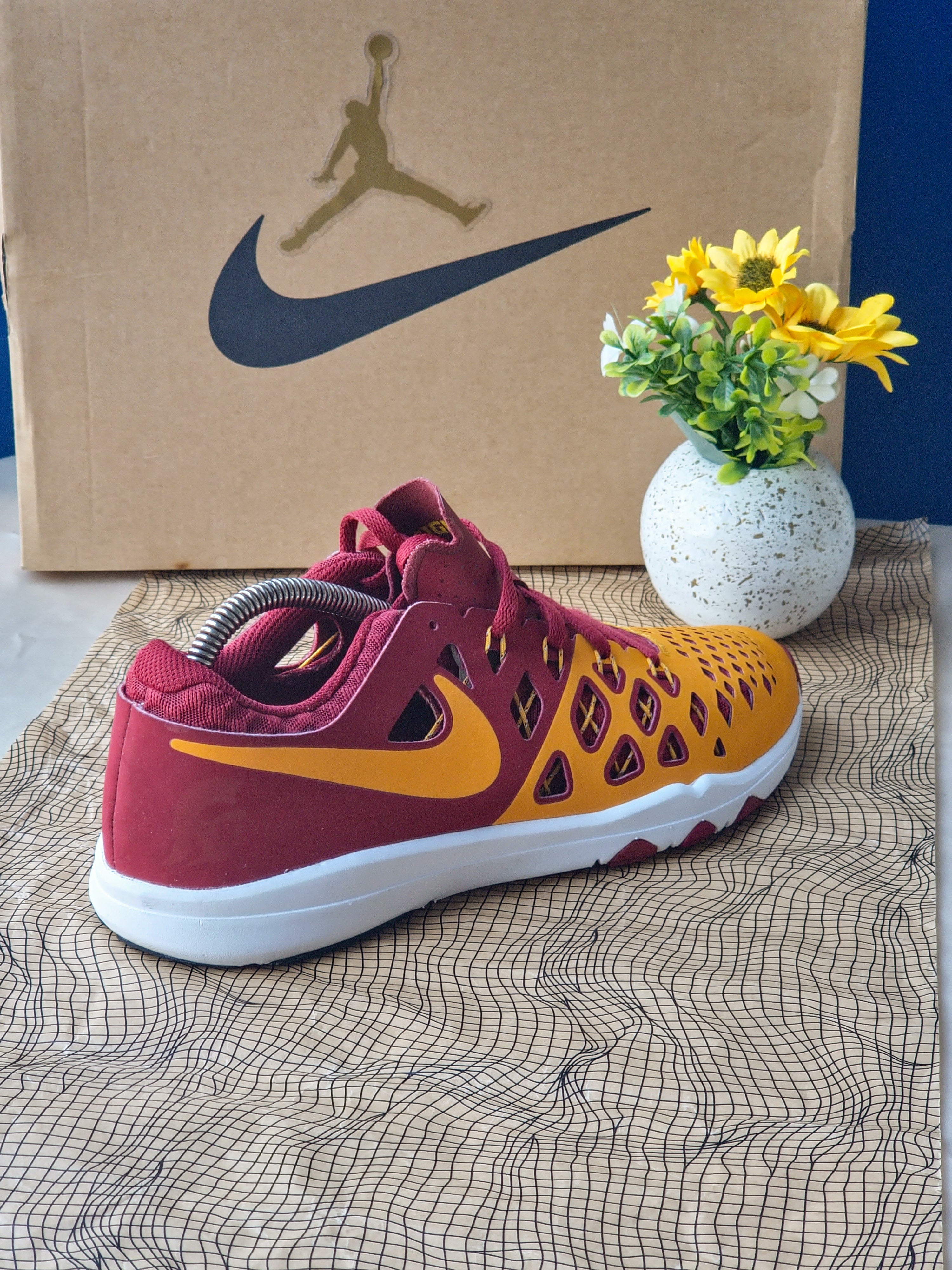 NIKE