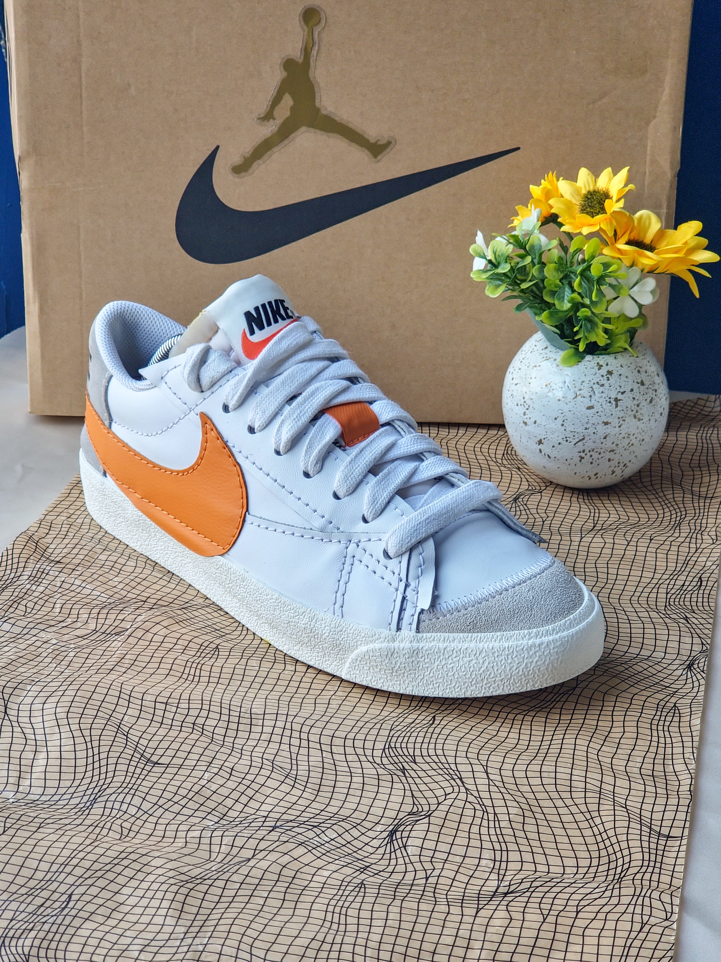 NIKE