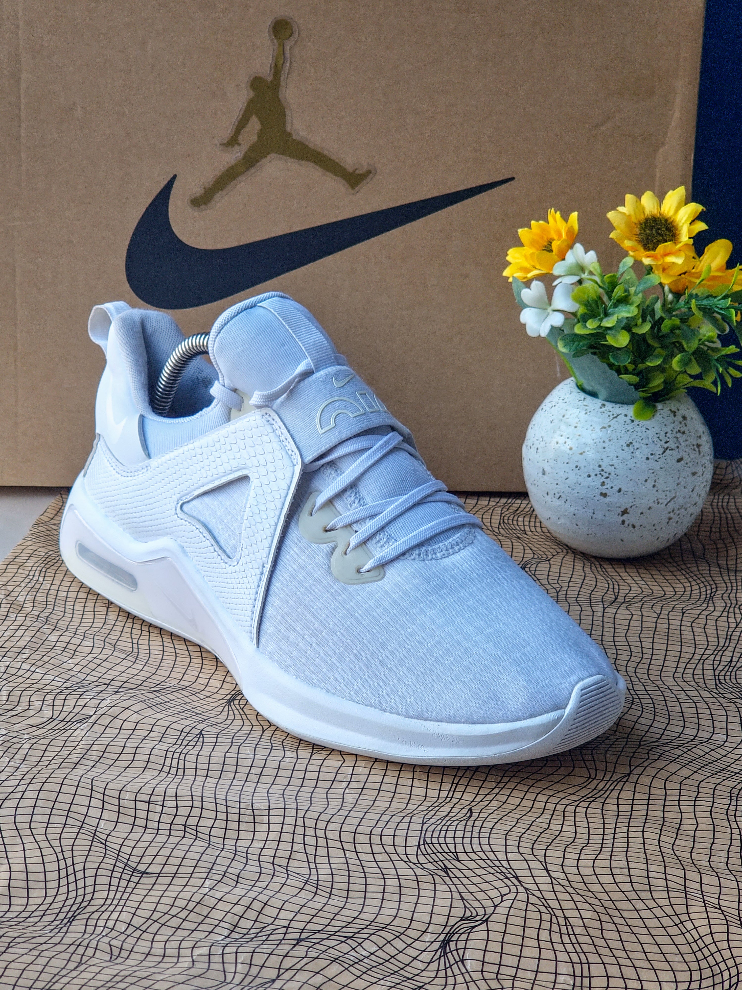 NIKE
