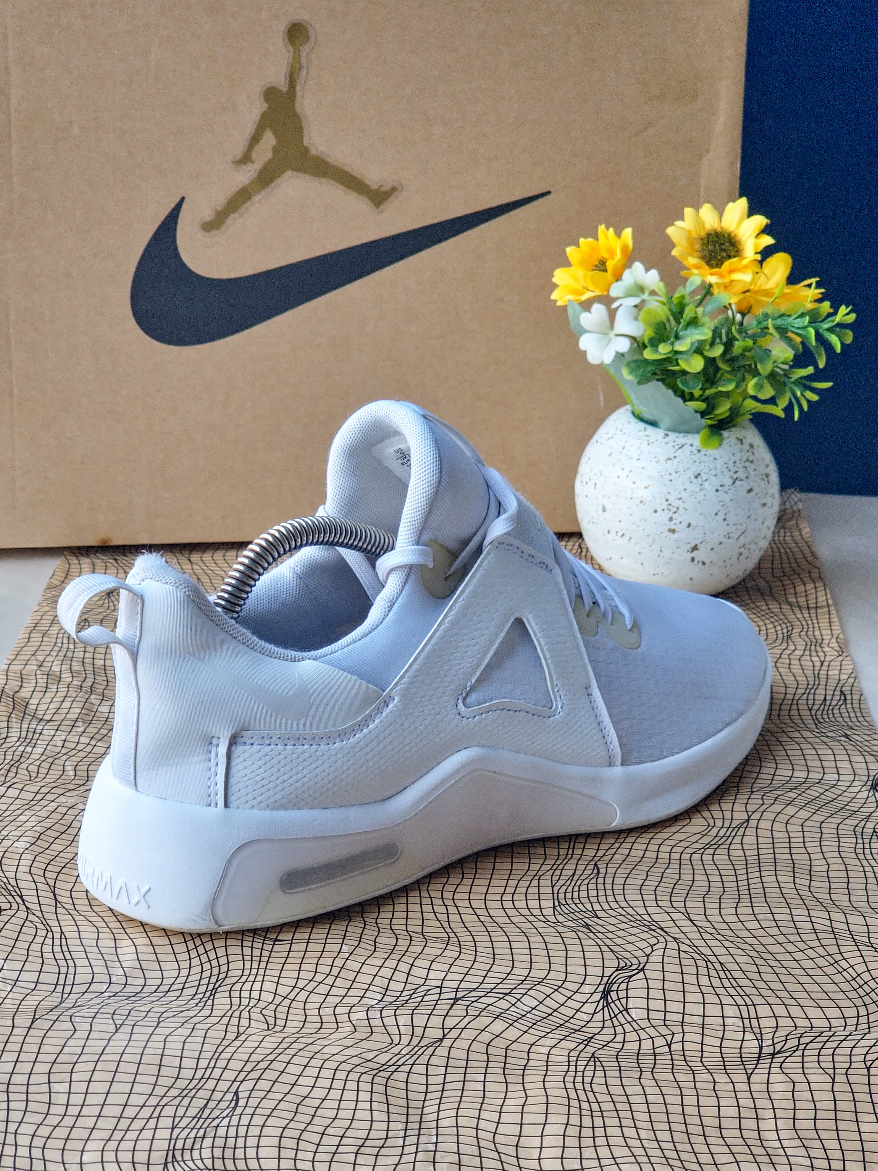 NIKE