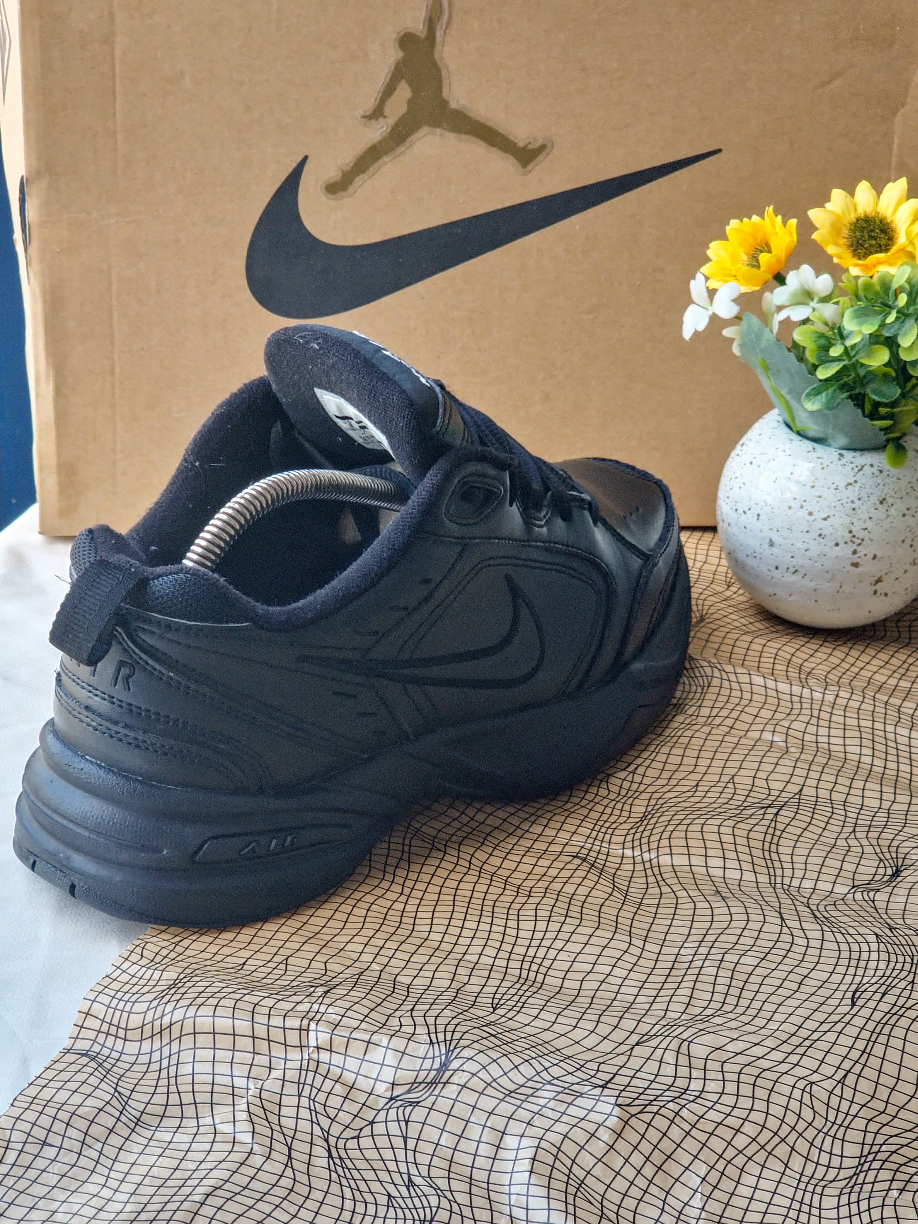 NIKE