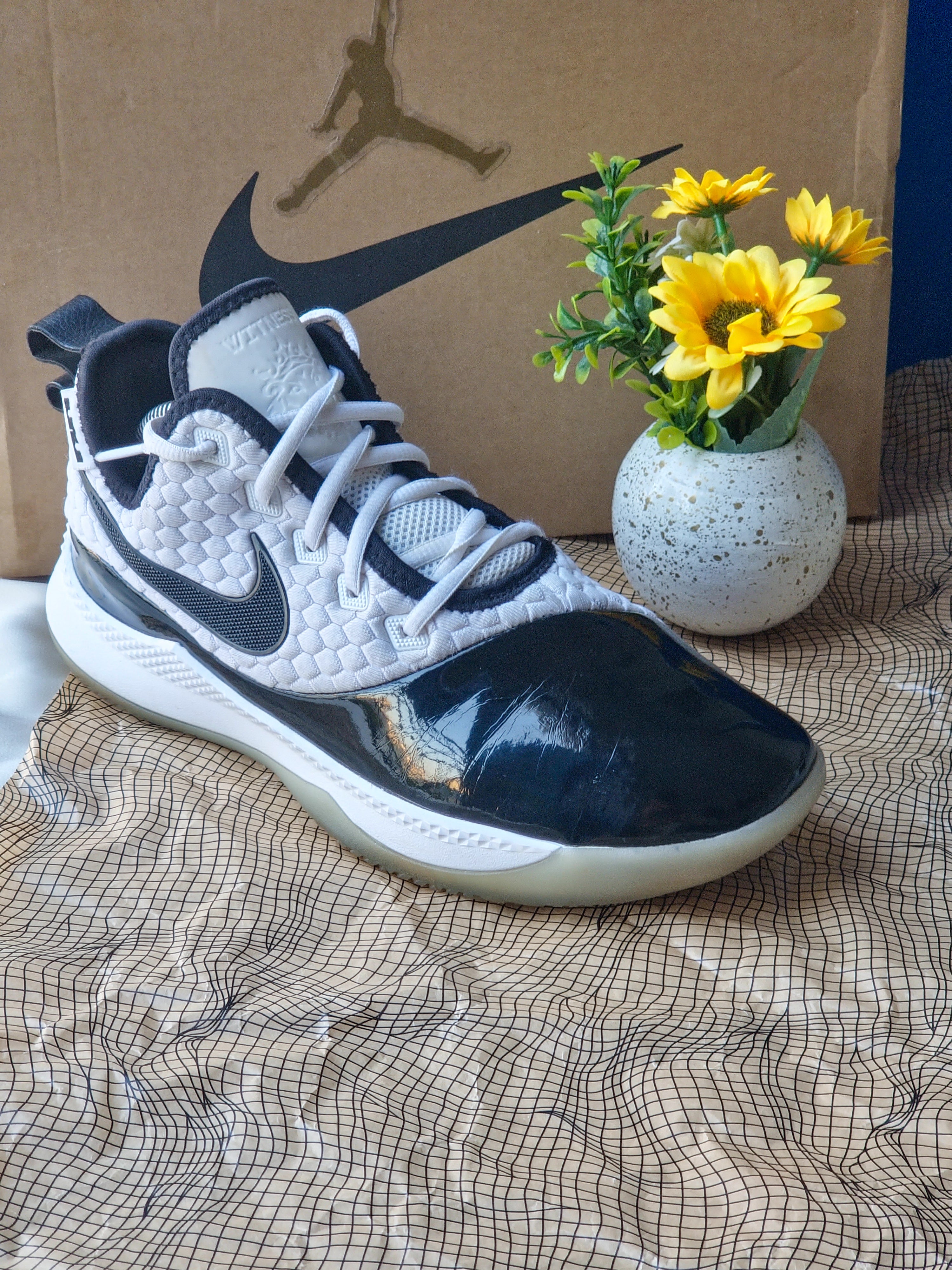 NIKE