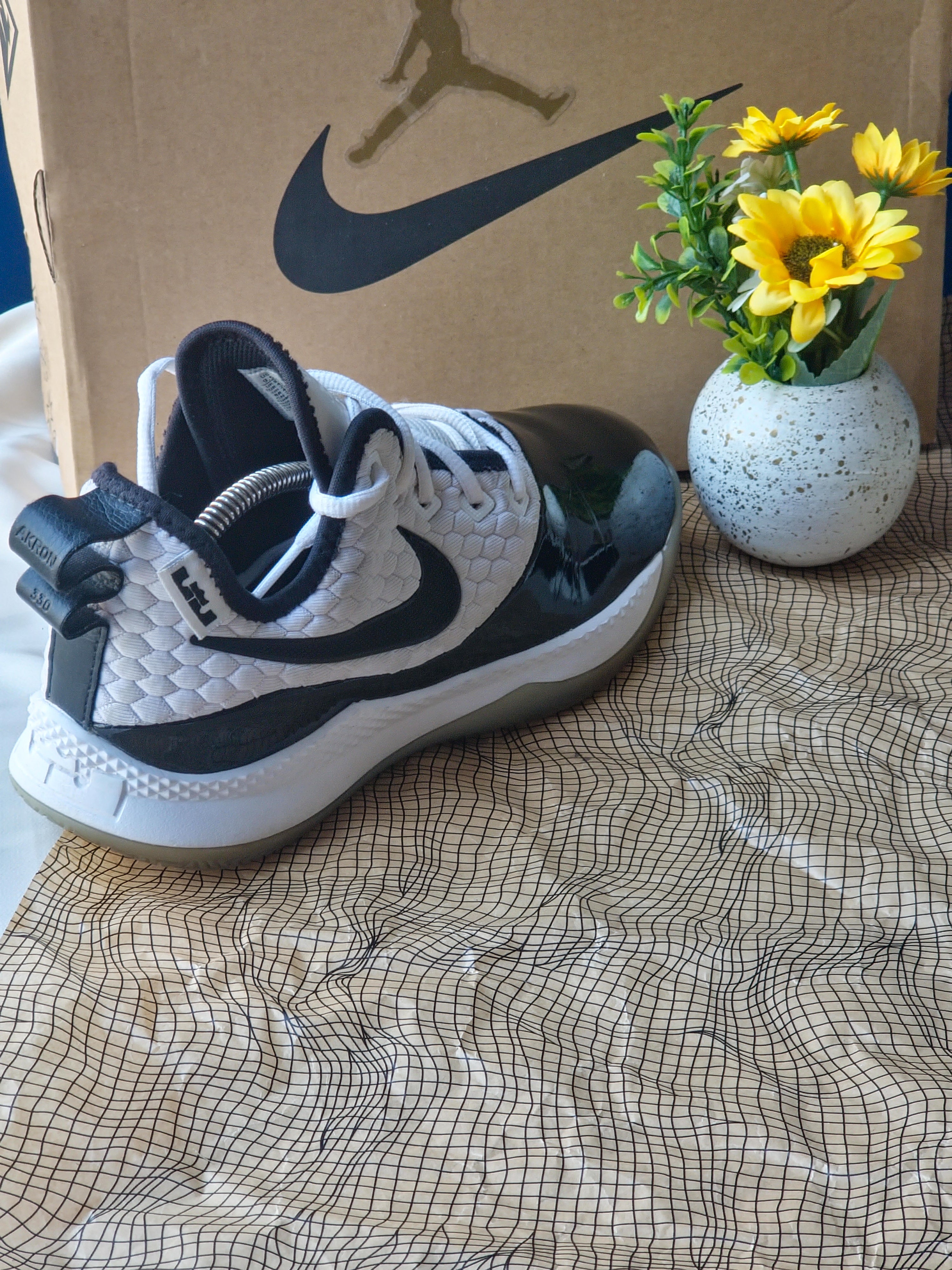 NIKE