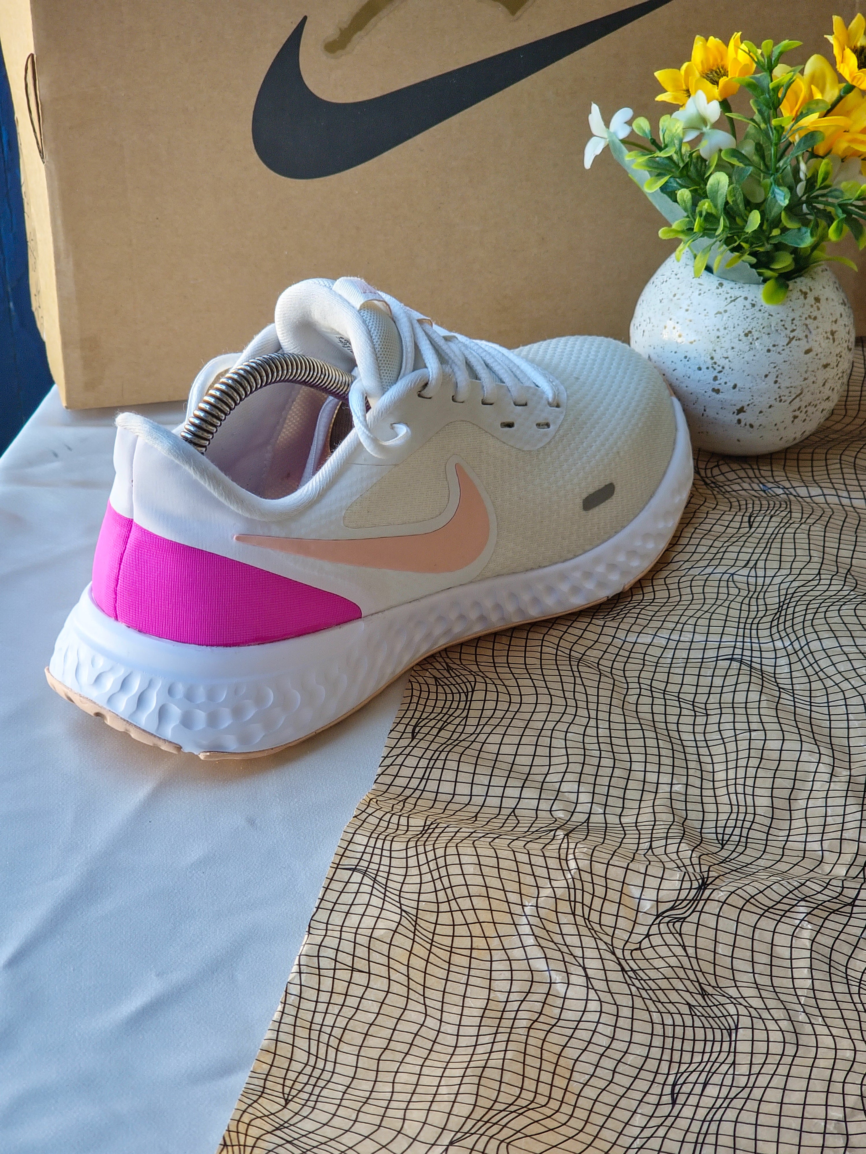 NIKE