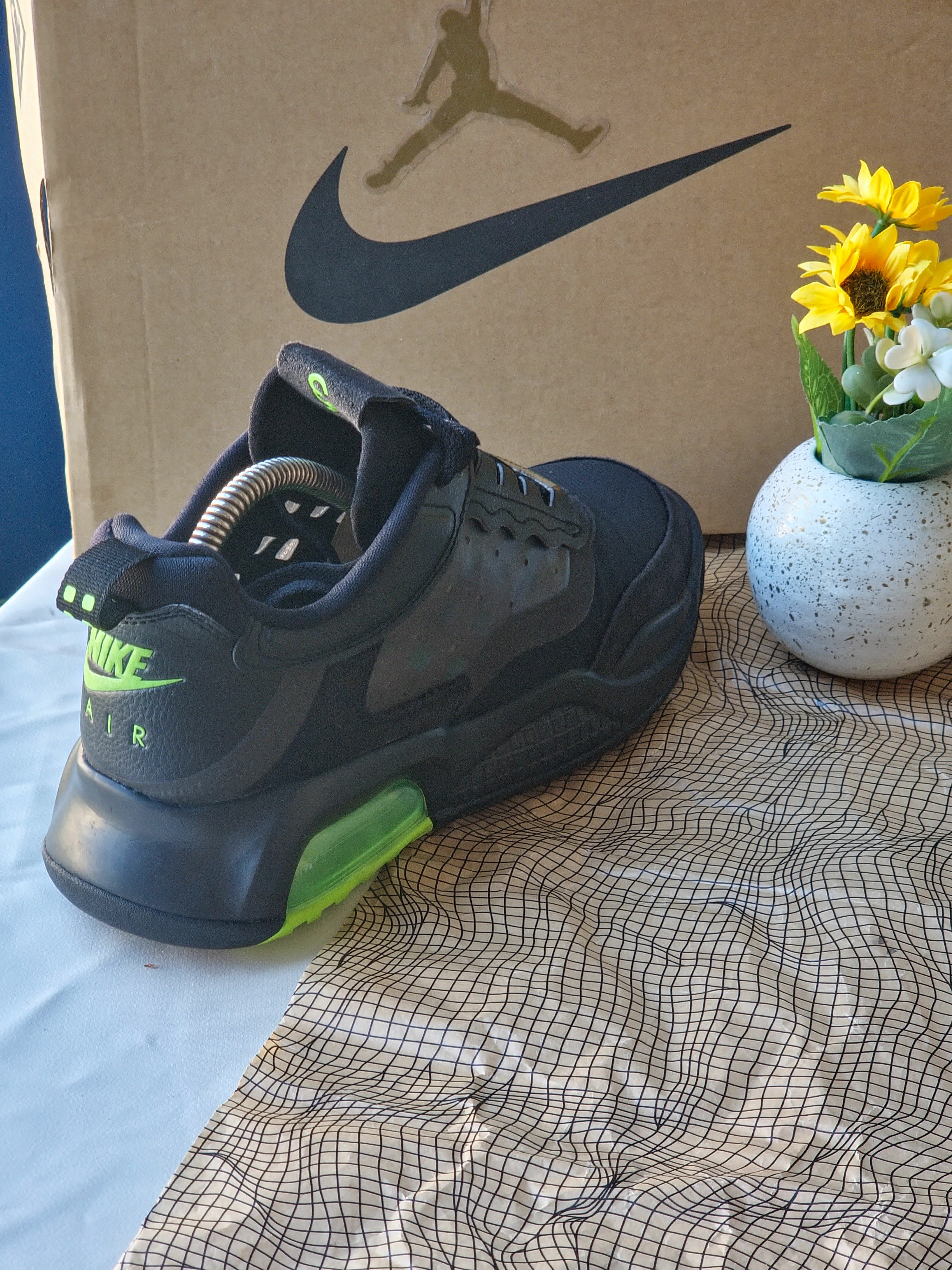 NIKE