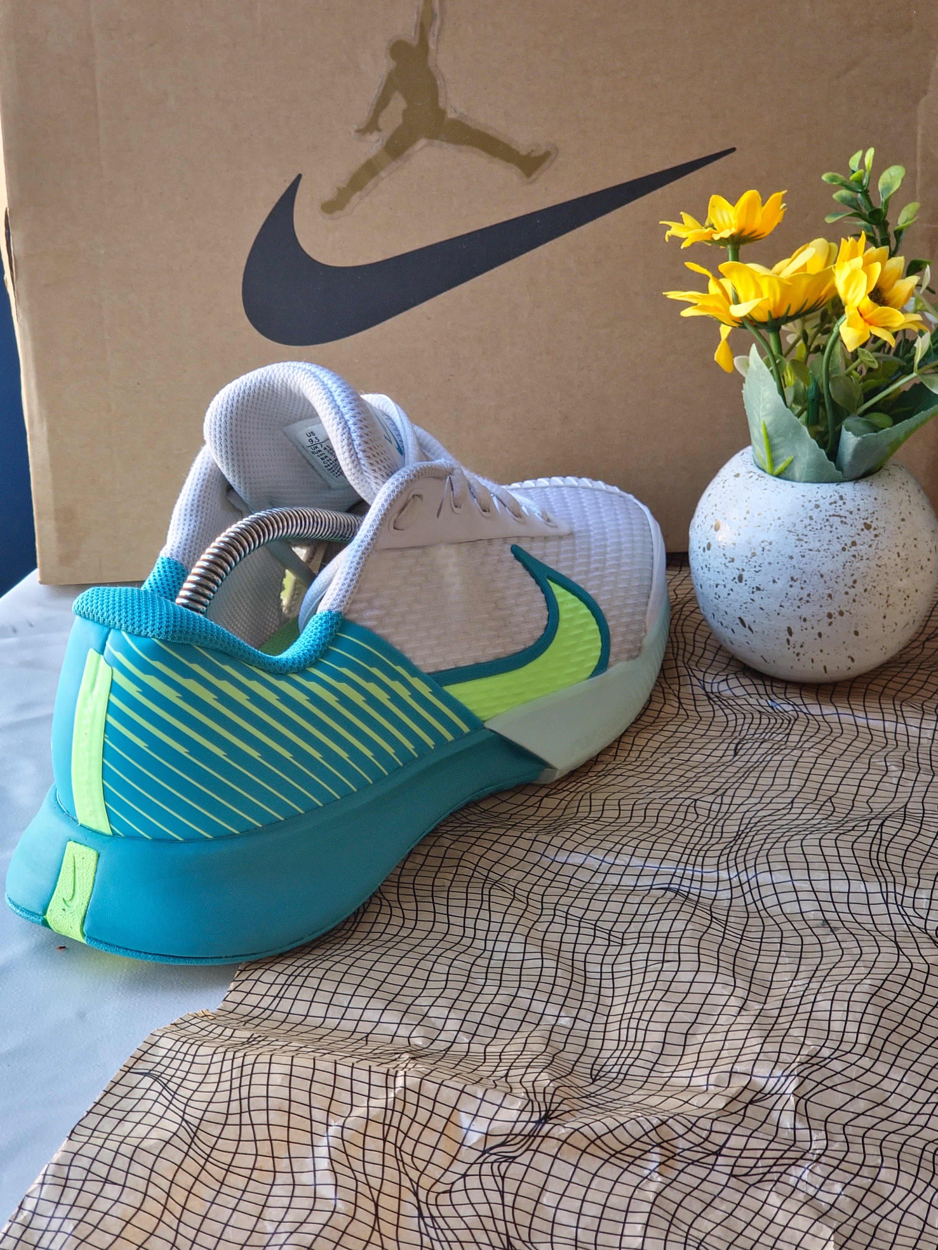 NIKE
