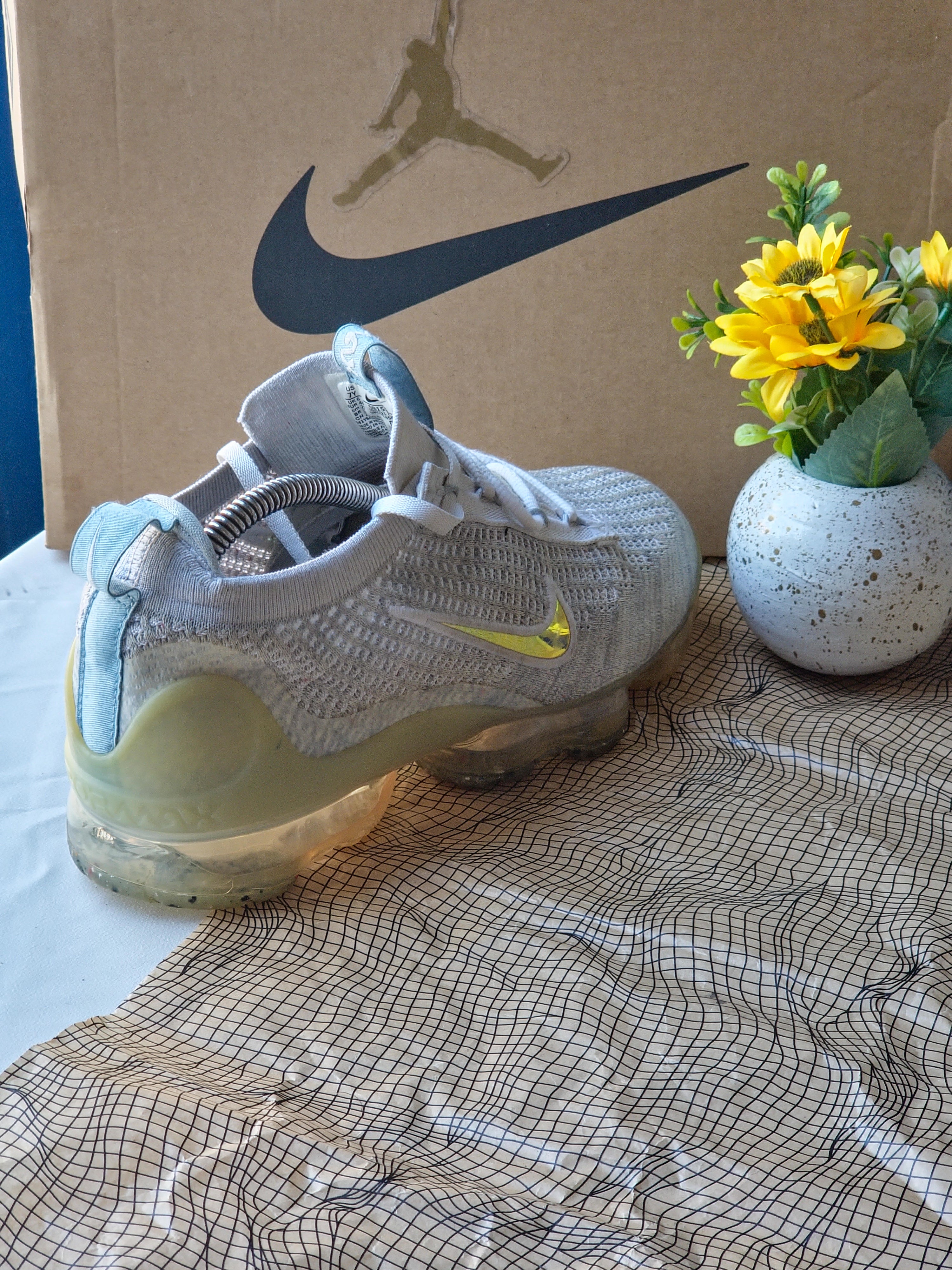 NIKE