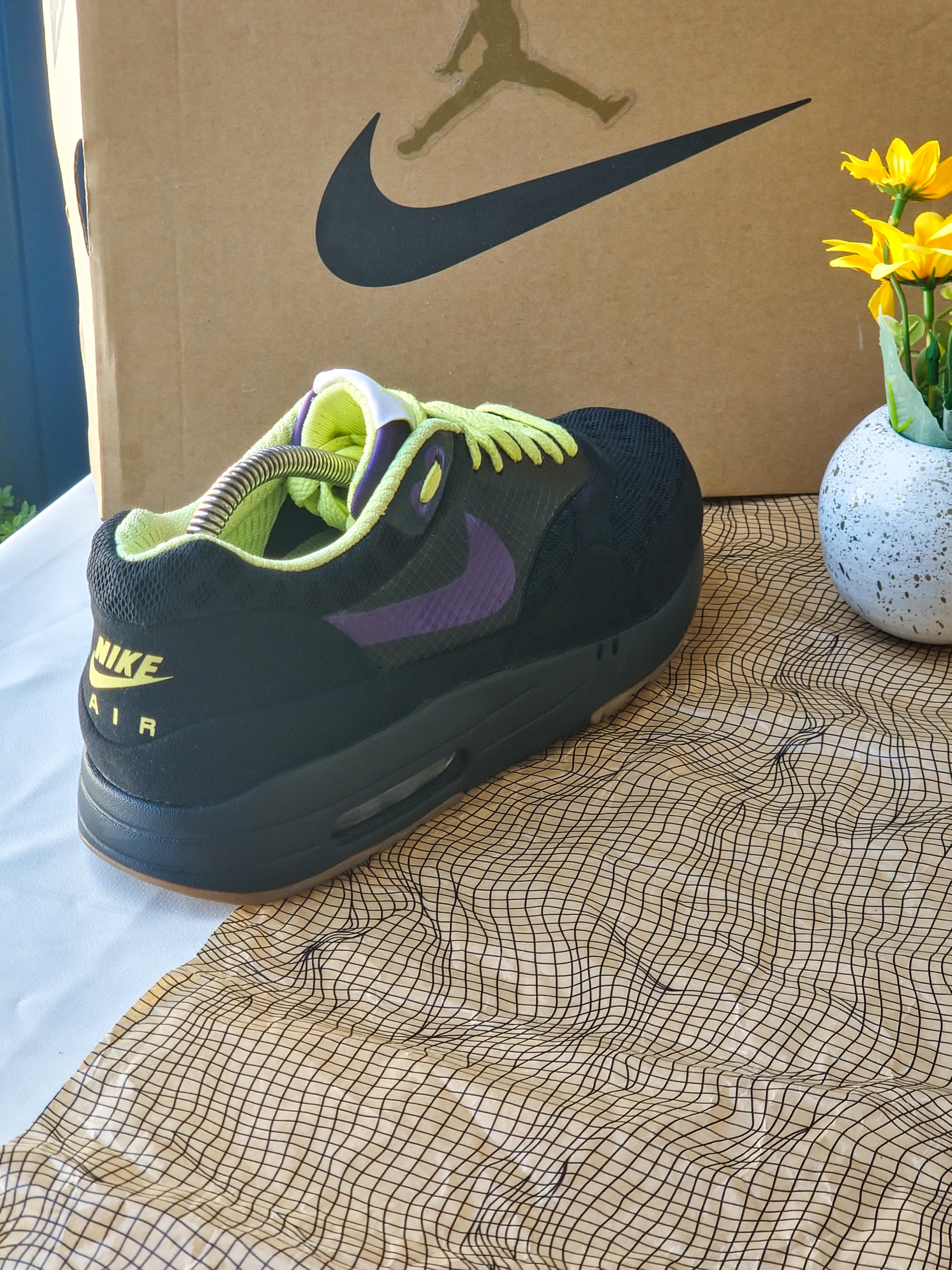 NIKE