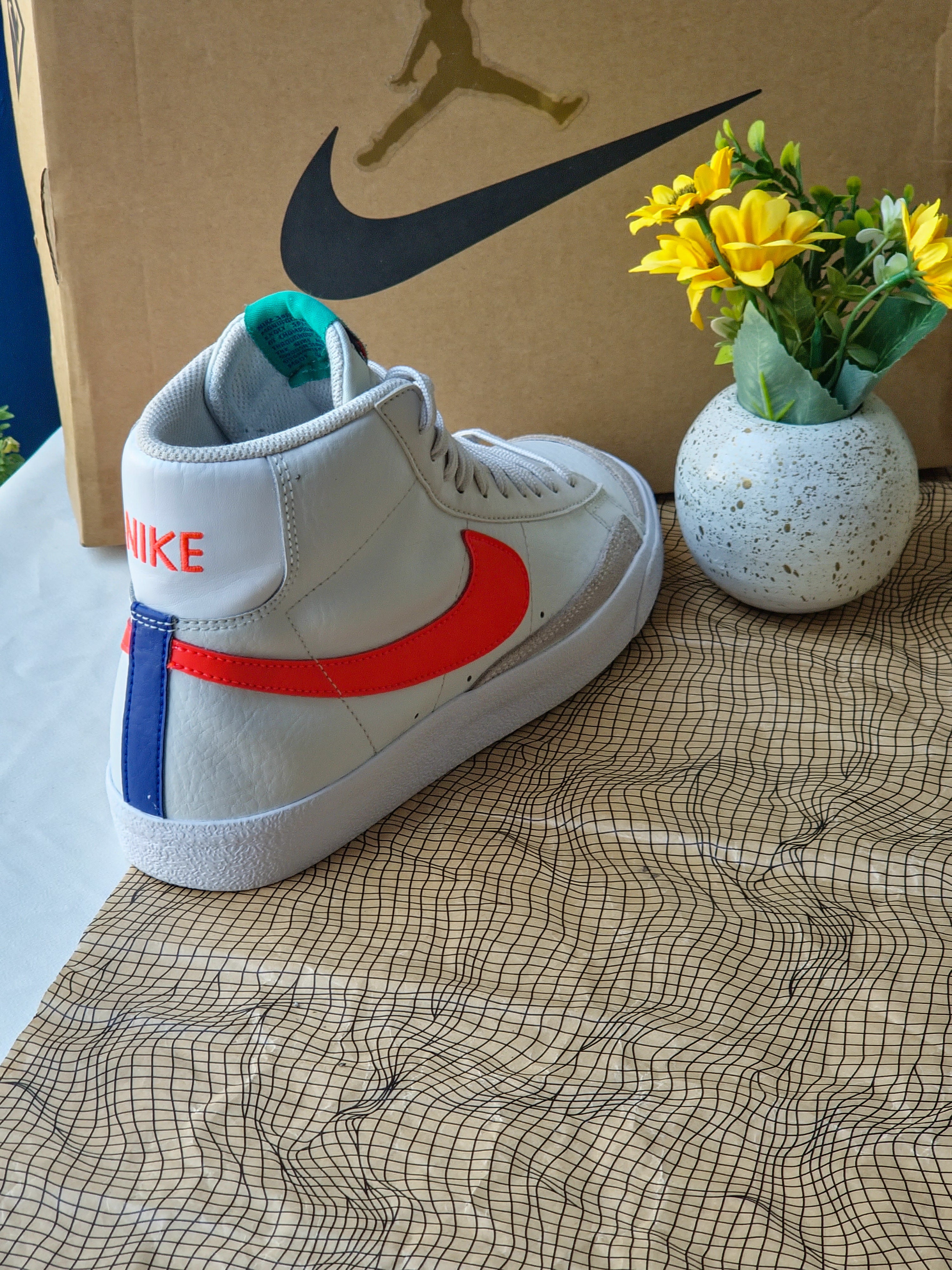 NIKE