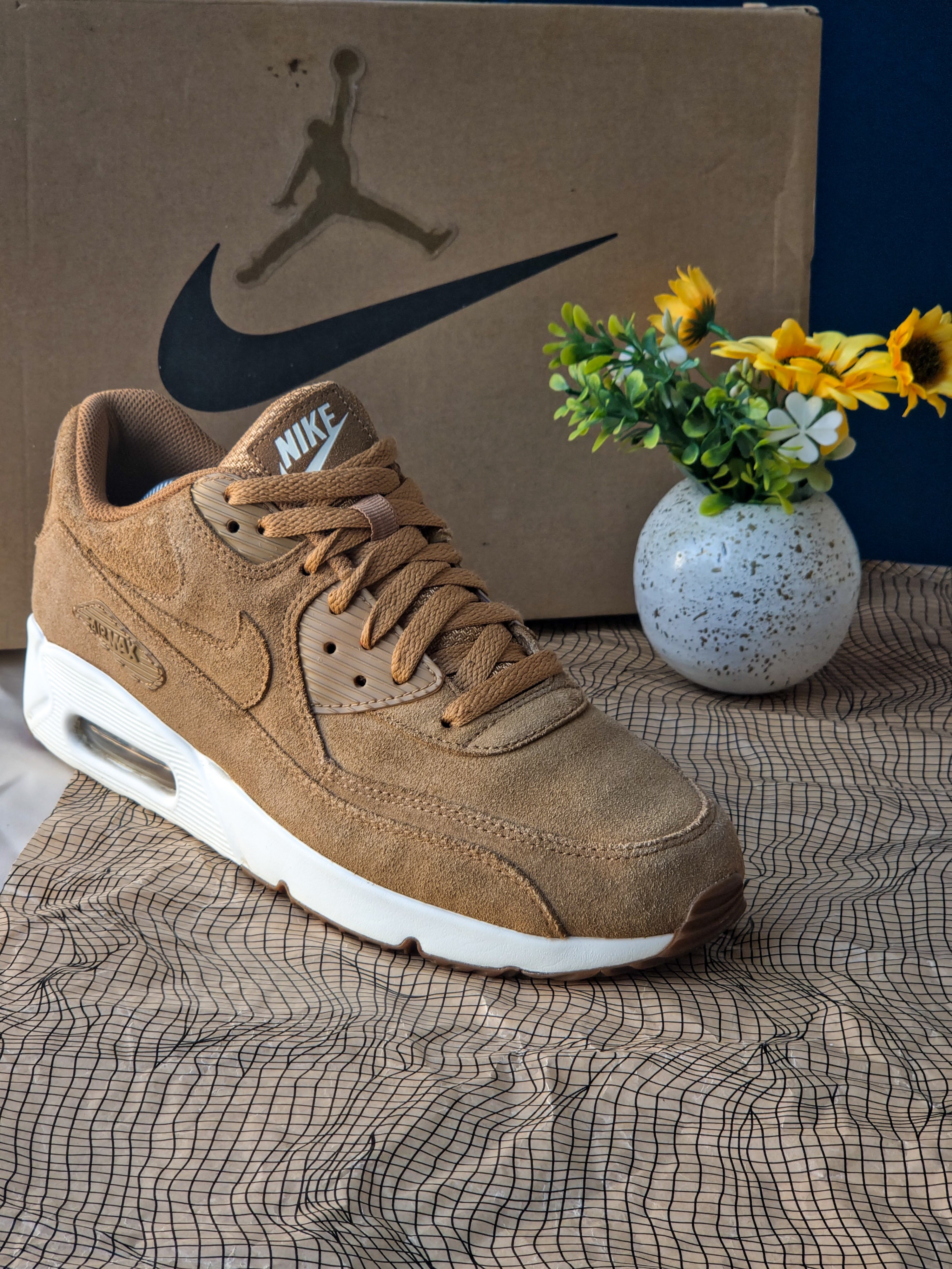 NIKE