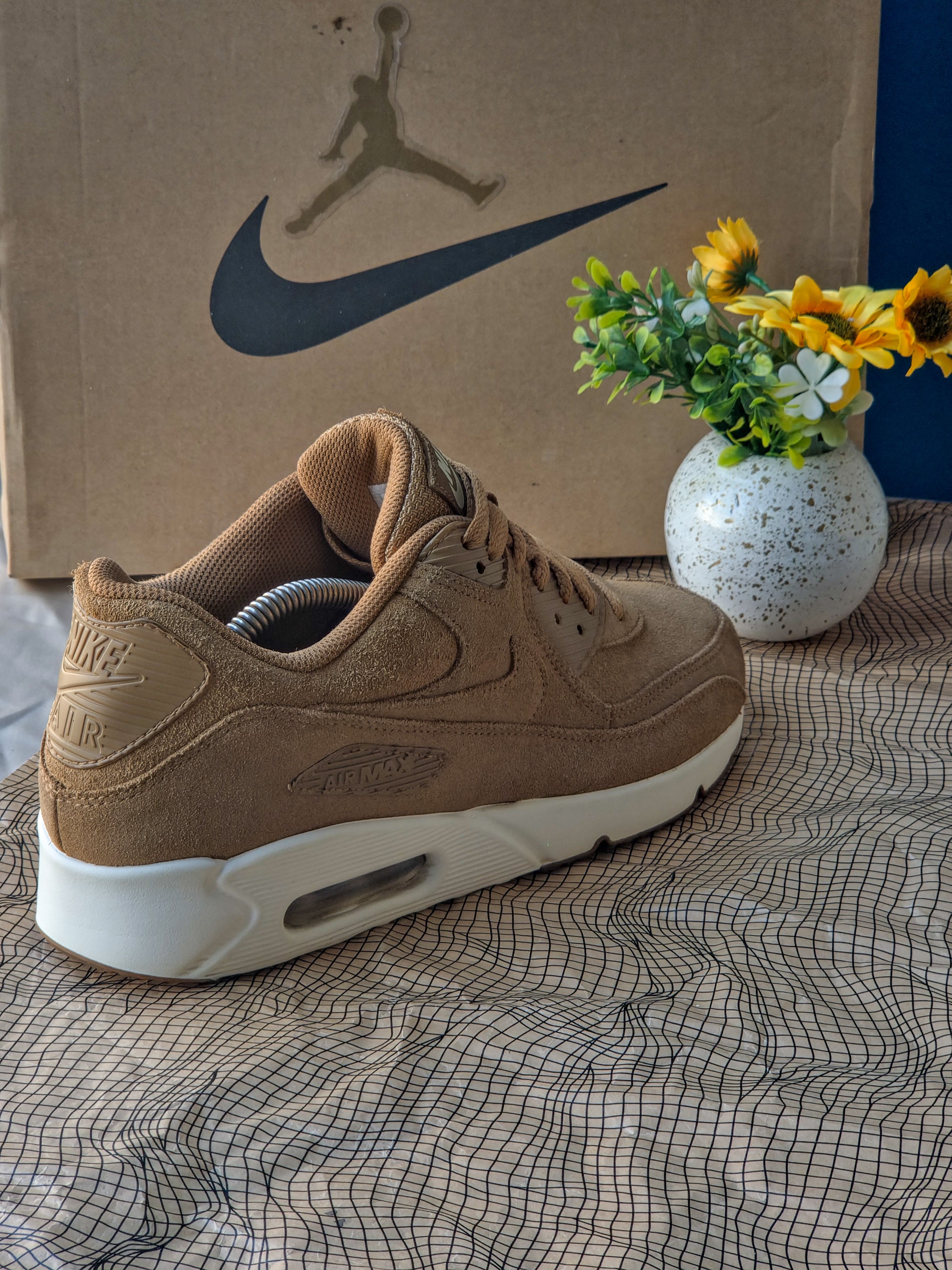 NIKE