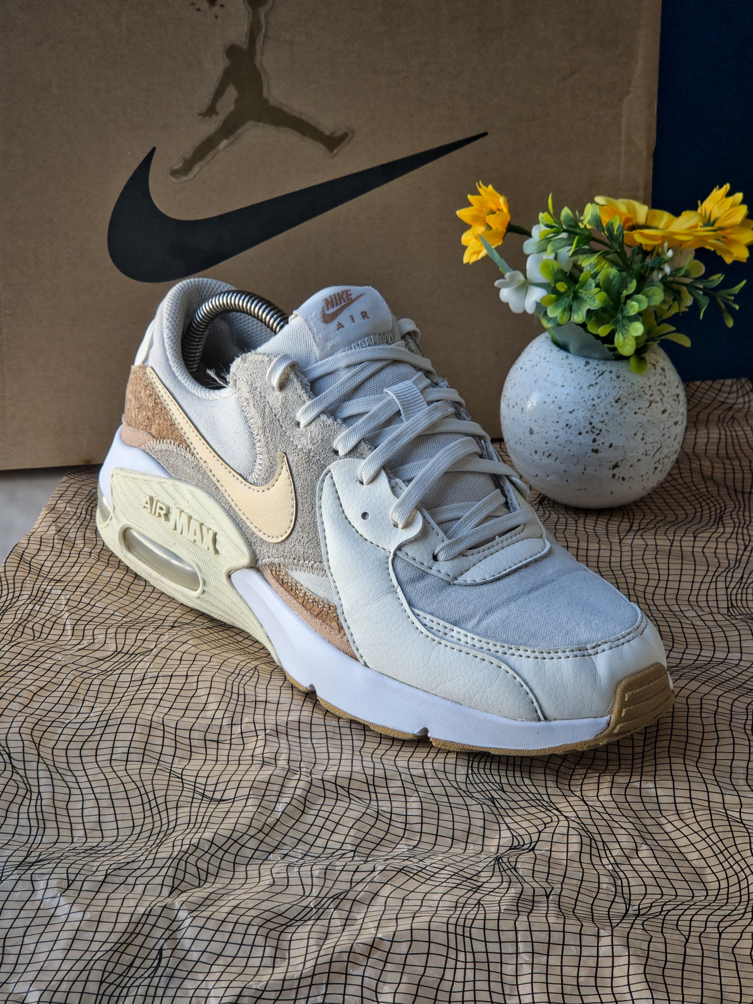 NIKE