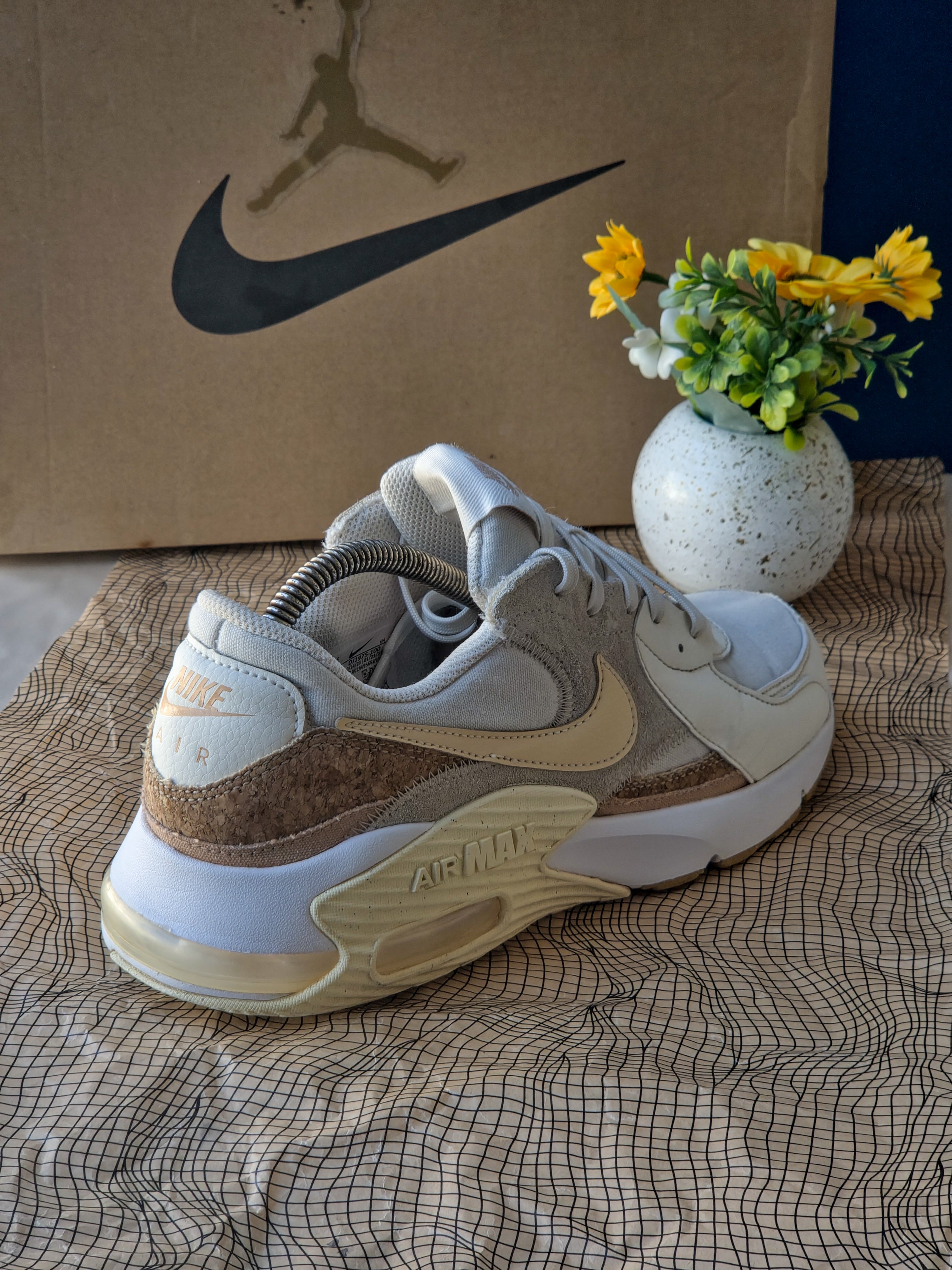 NIKE