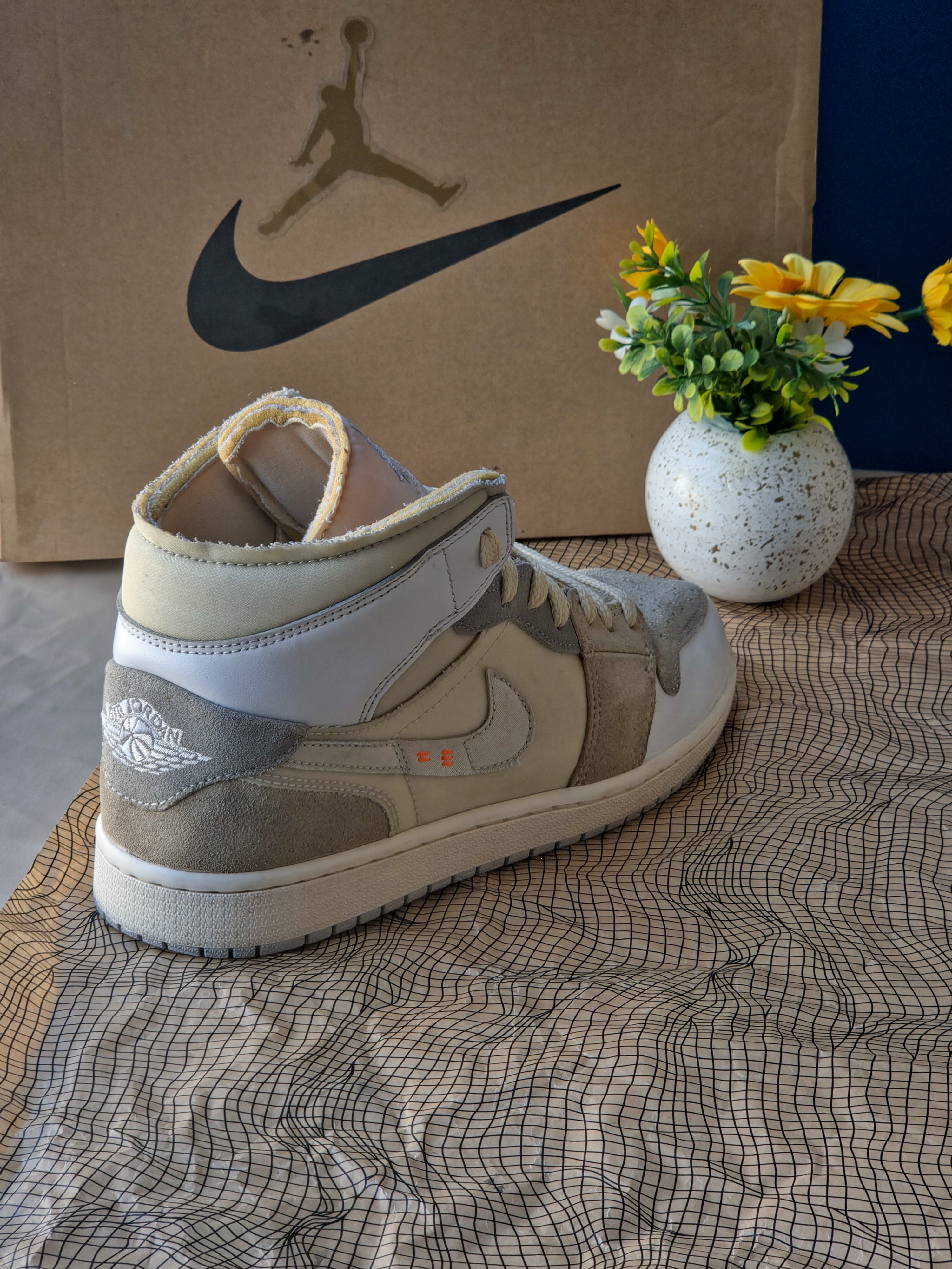 NIKE