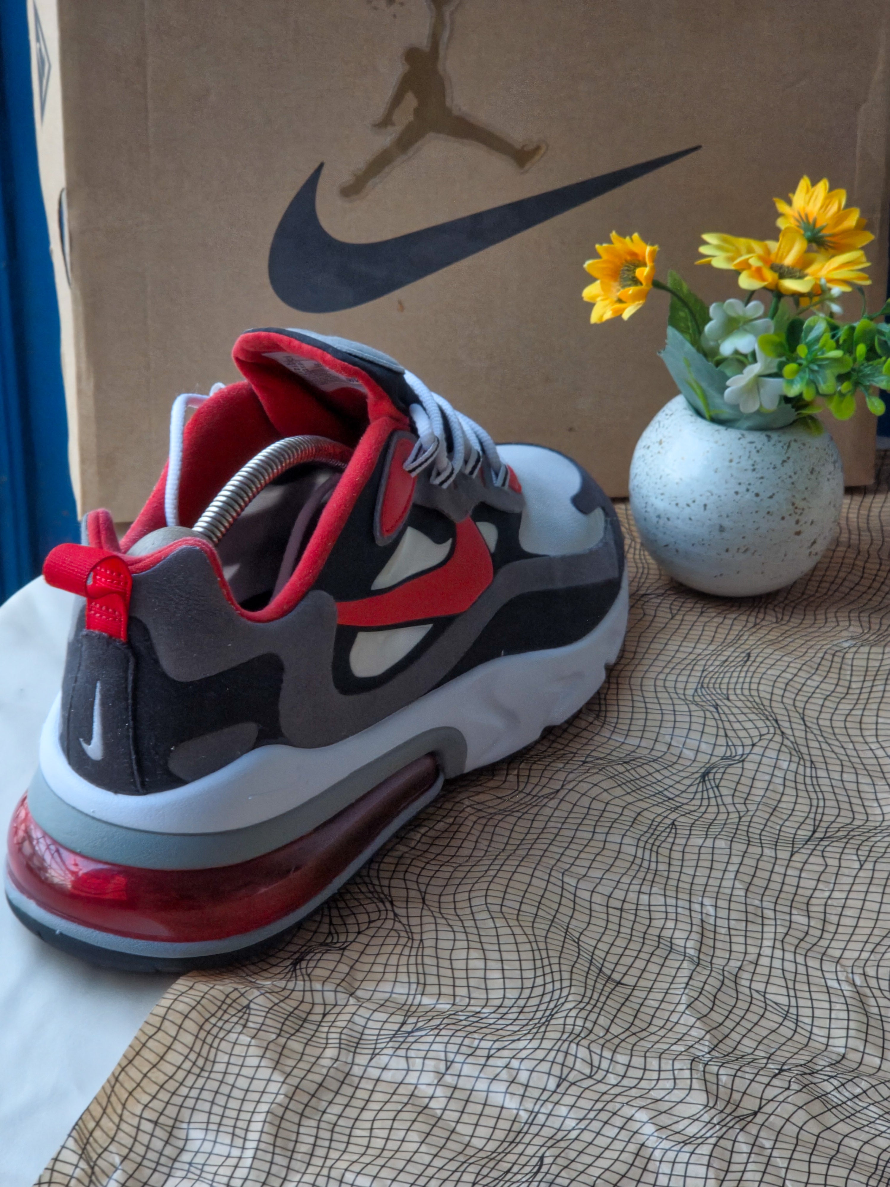 NIKE