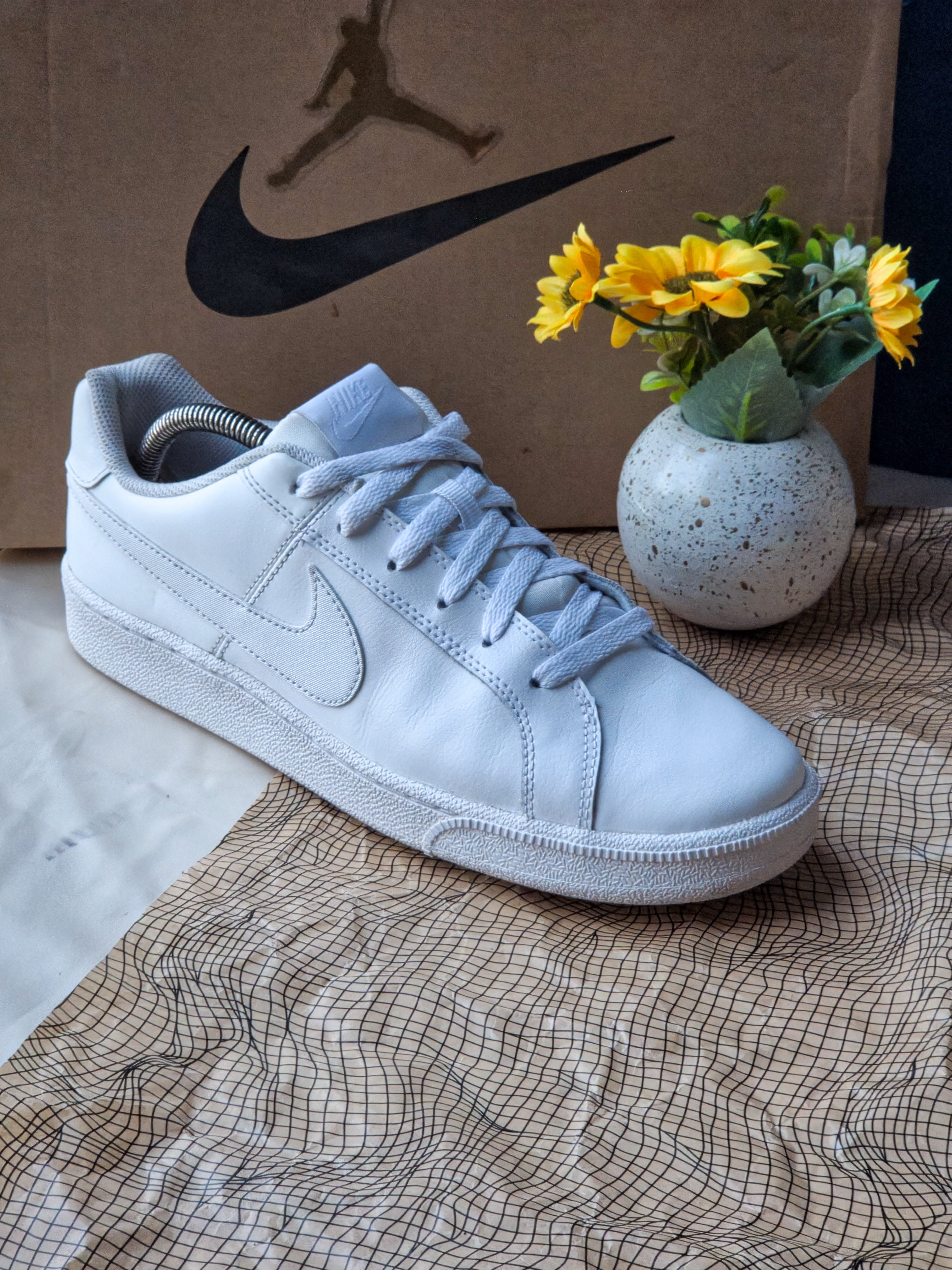 NIKE
