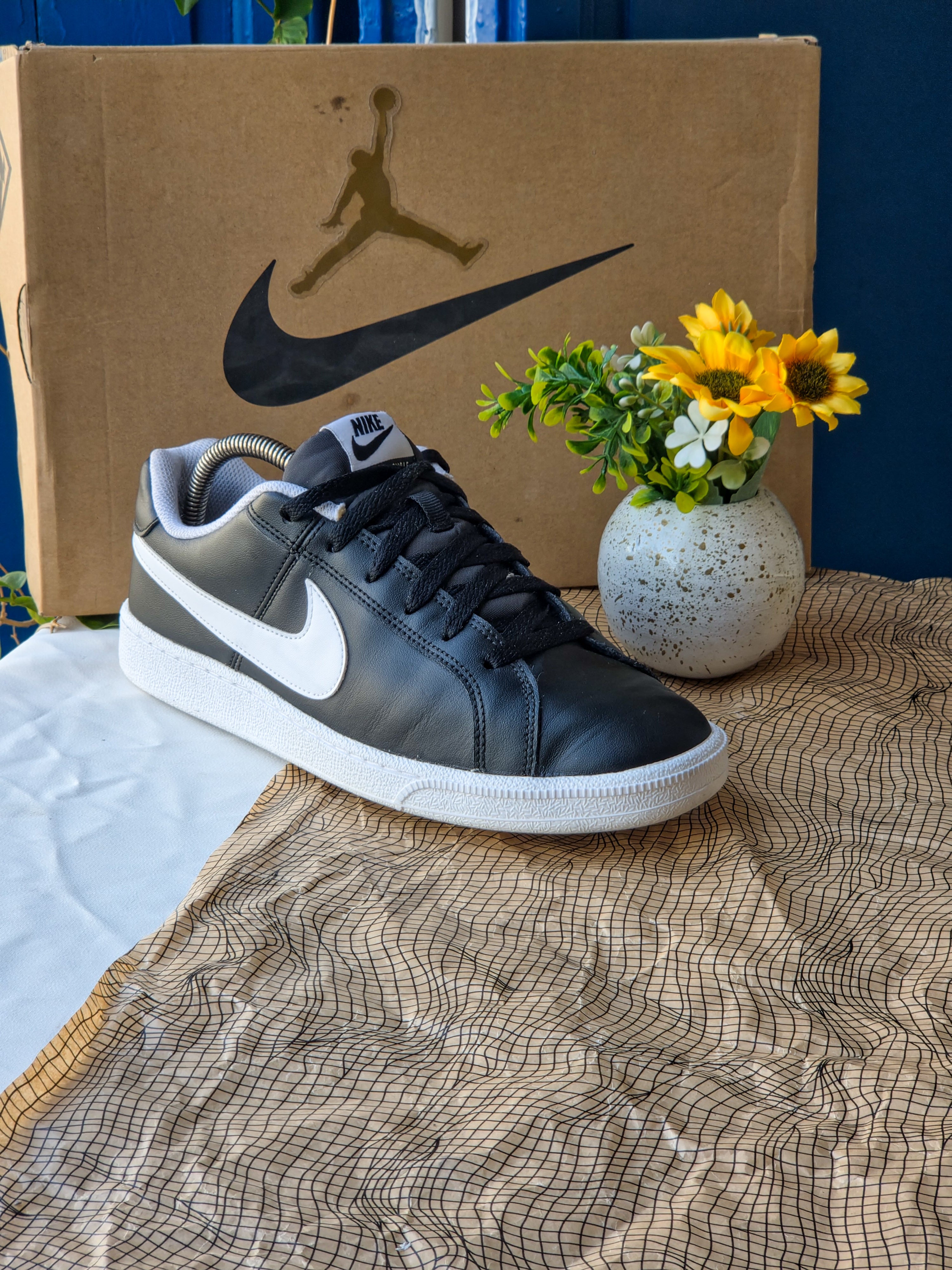NIKE
