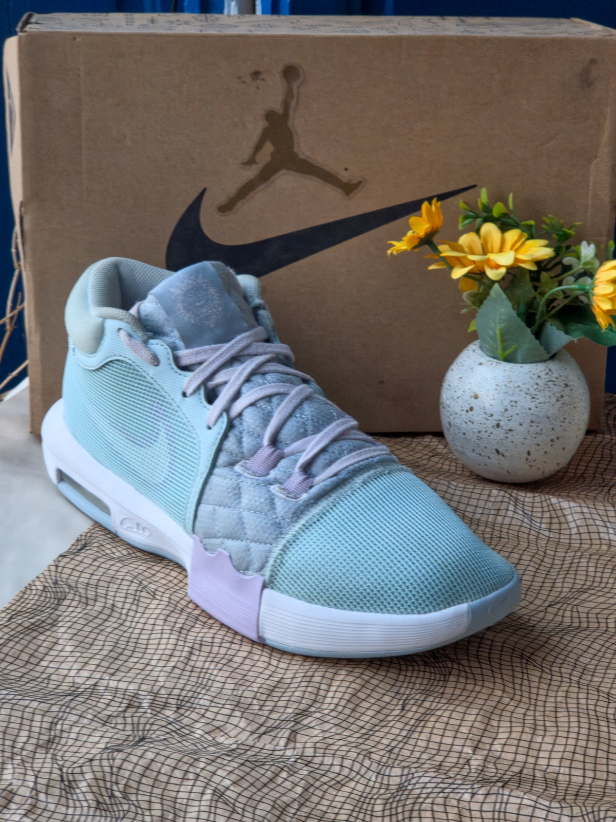 NIKE