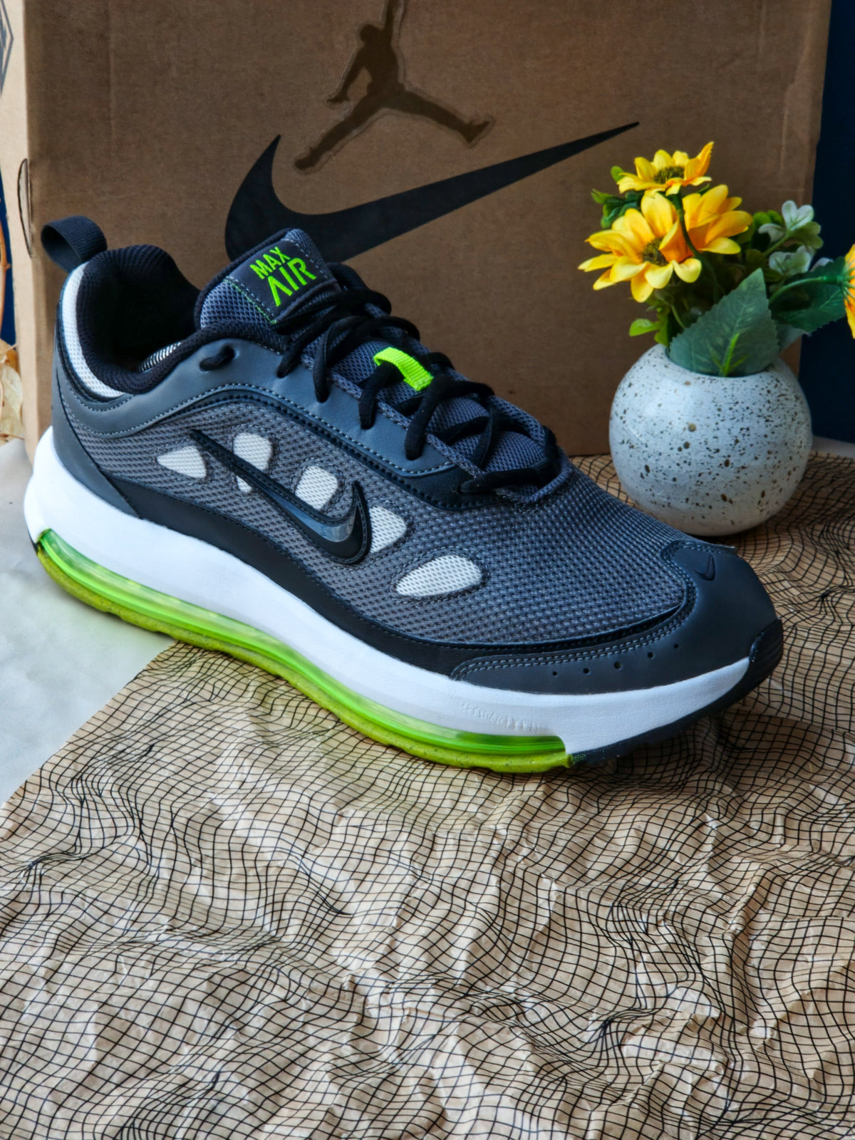 NIKE